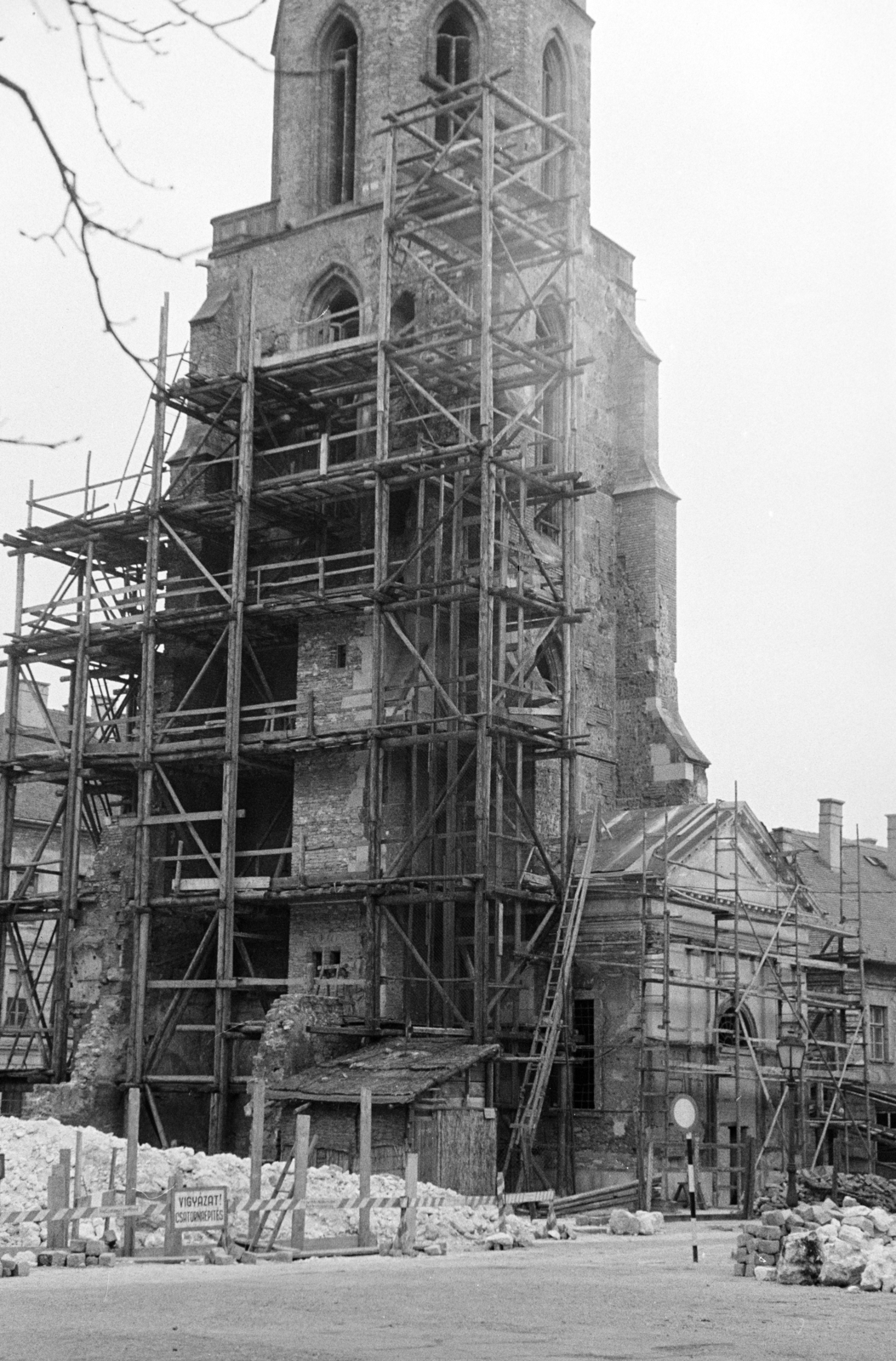 Magyarország, budai Vár, Budapest I., Kapisztrán tér, szemben a felállványozott Mária Magdolna-templom tornya, jobbra az Úri utca., 1958, Artfókusz, Fábián József, templom, építkezés, Budapest, Fortepan #278794