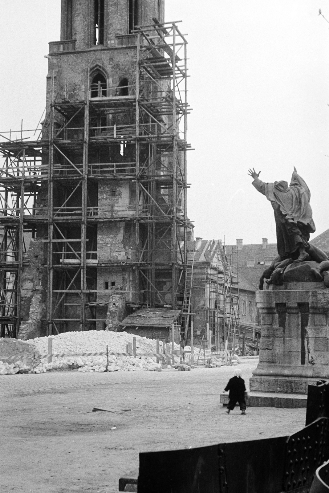 Hungary, Budapest I., Kapisztrán tér, szemben az Úri utcánál a felállványozott Mária Magdolna-templom tornya. Jobbra Kapisztrán Szent János szobra (Damkó József, 1922.)., 1958, Artfókusz, scaffolding, construction, sculpture, Budapest, Fortepan #278795