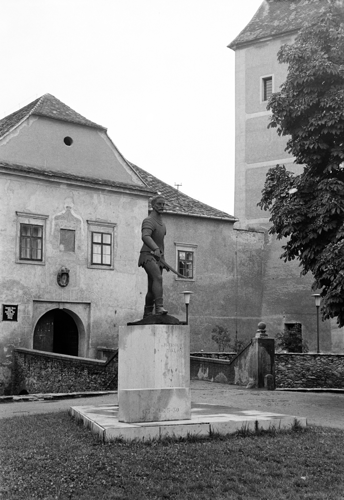 Hungary, Kőszeg, Jurisics-vár előudvara, Jurisics Miklós szobra (Mikus Sándor, 1963.)., 1970, Artfókusz, Fortepan #278800