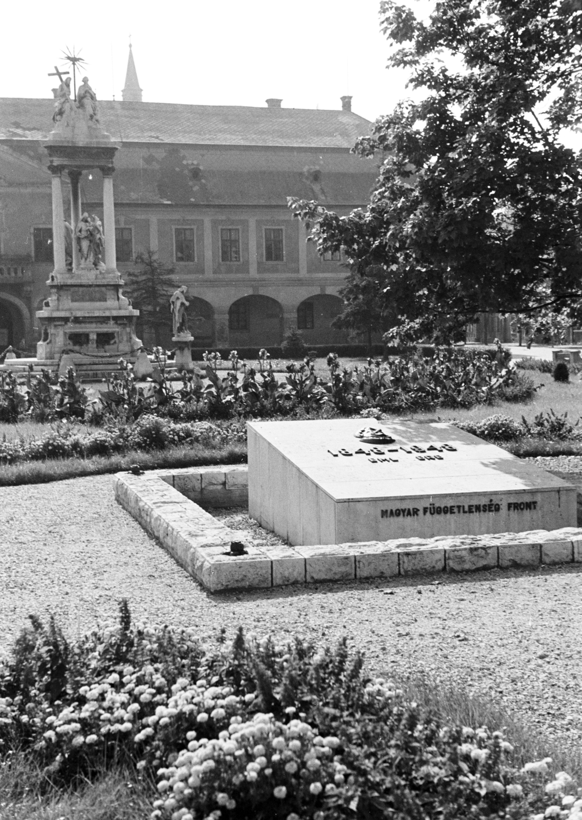 Magyarország, Esztergom, Széchenyi tér, előtérben a Magyar Függetlenségi Front emlékműve, balra a Szentháromság-szobor, háttérben a Városi Tanács székháza, később Polgármesteri Hivatal., 1960, Artfókusz, Fábián József, emlékmű, Fortepan #278802