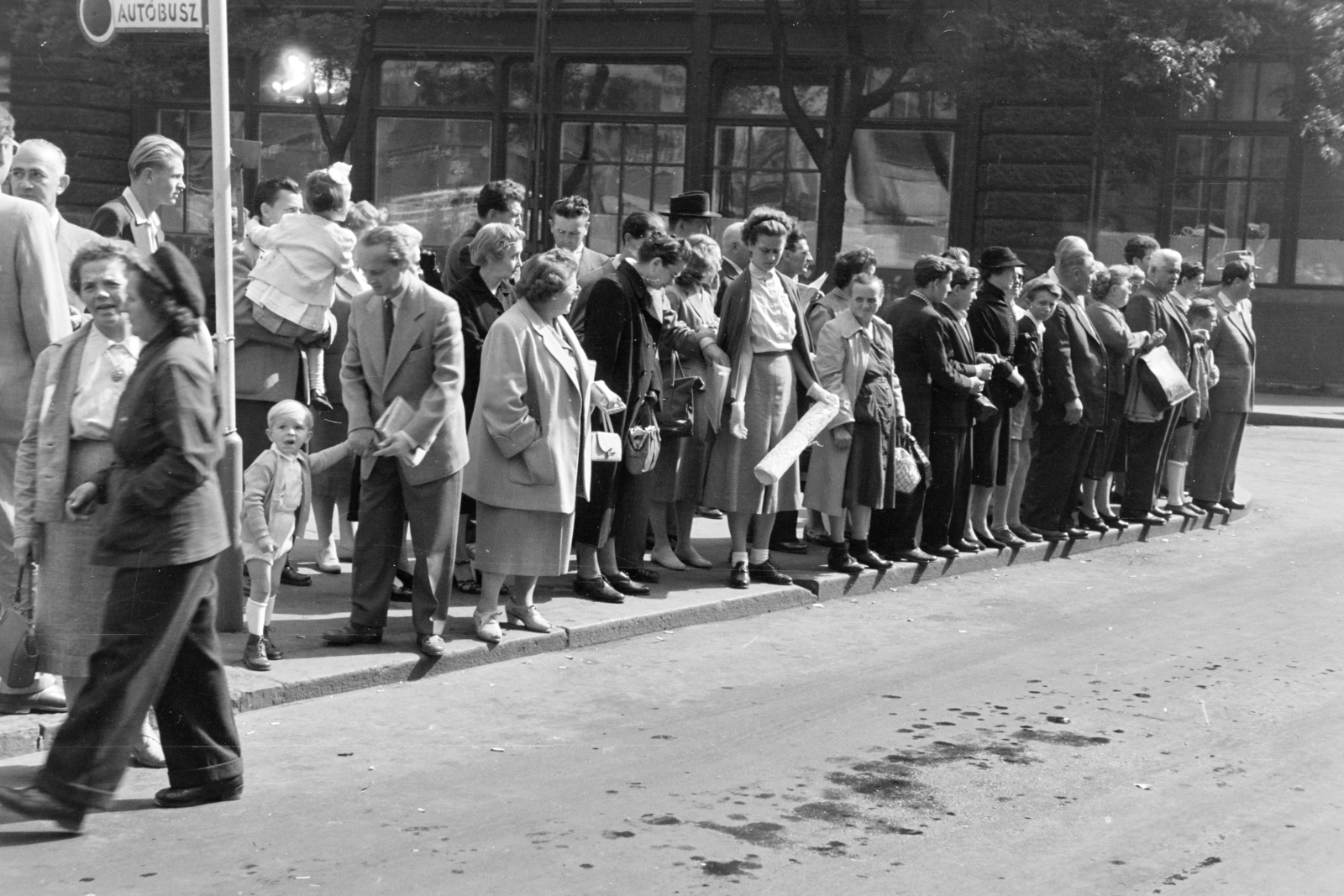 Hungary, Budapest V., Ferenciek tere (Felszabadulás tér), buszmegálló a 2-es számú ház előtt a Duna utca felől érkező járatoknak., 1963, Artfókusz, mass, waiting, bus stop, Budapest, Fortepan #278809