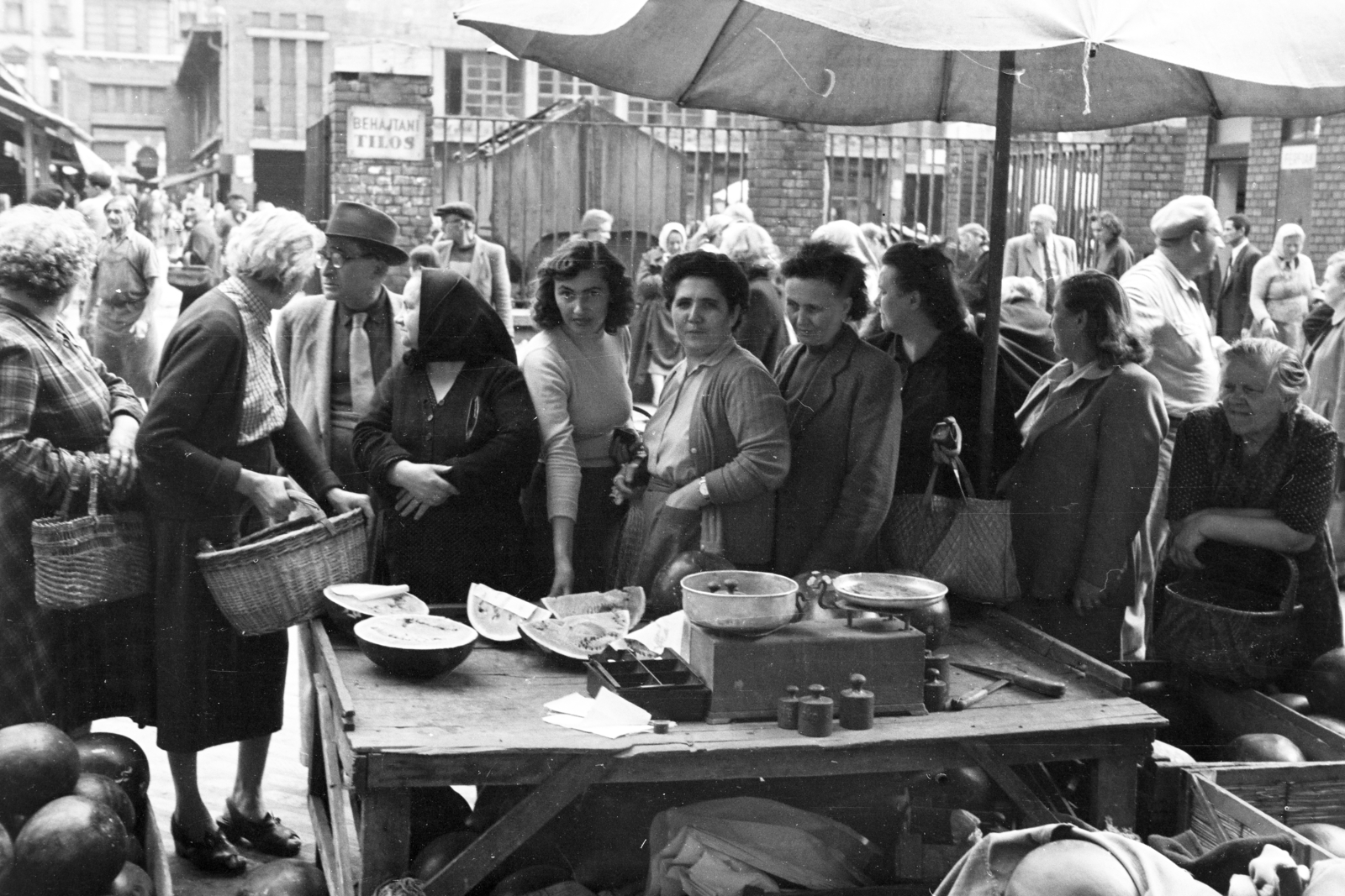 Hungary, Budapest VII., a felvétel a Garay téri piacon készült., 1960, Artfókusz, weight, scale, melon, market, Budapest, Fortepan #278813