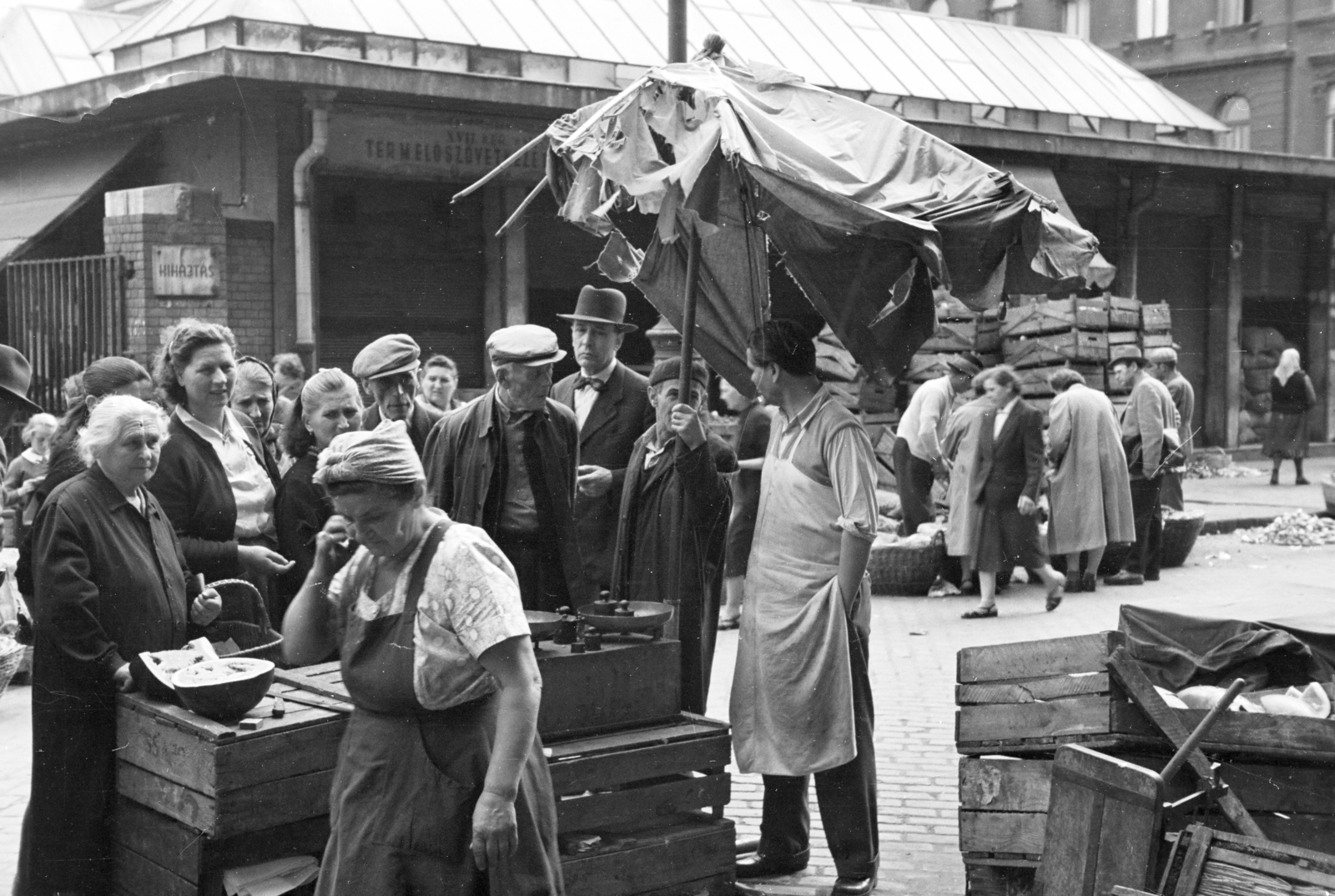 Hungary, Budapest VII., Garay téri piac, jobbra a háttérben a Péterfy Sándor utca sarkán álló ház látható., 1960, Artfókusz, sunshades, apron, scale, bow tie, melon, costermonger, market, seller, Budapest, Fortepan #278814