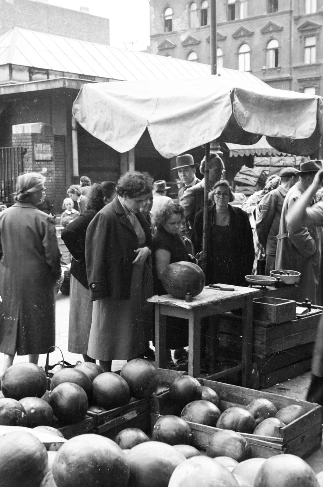 Magyarország, Budapest VII., Garay téri piac, jobbra a háttérben a 2. számú ház látható., 1960, Artfókusz, Fábián József, napernyő, mérleg, dinnye, piac, Budapest, Fortepan #278815