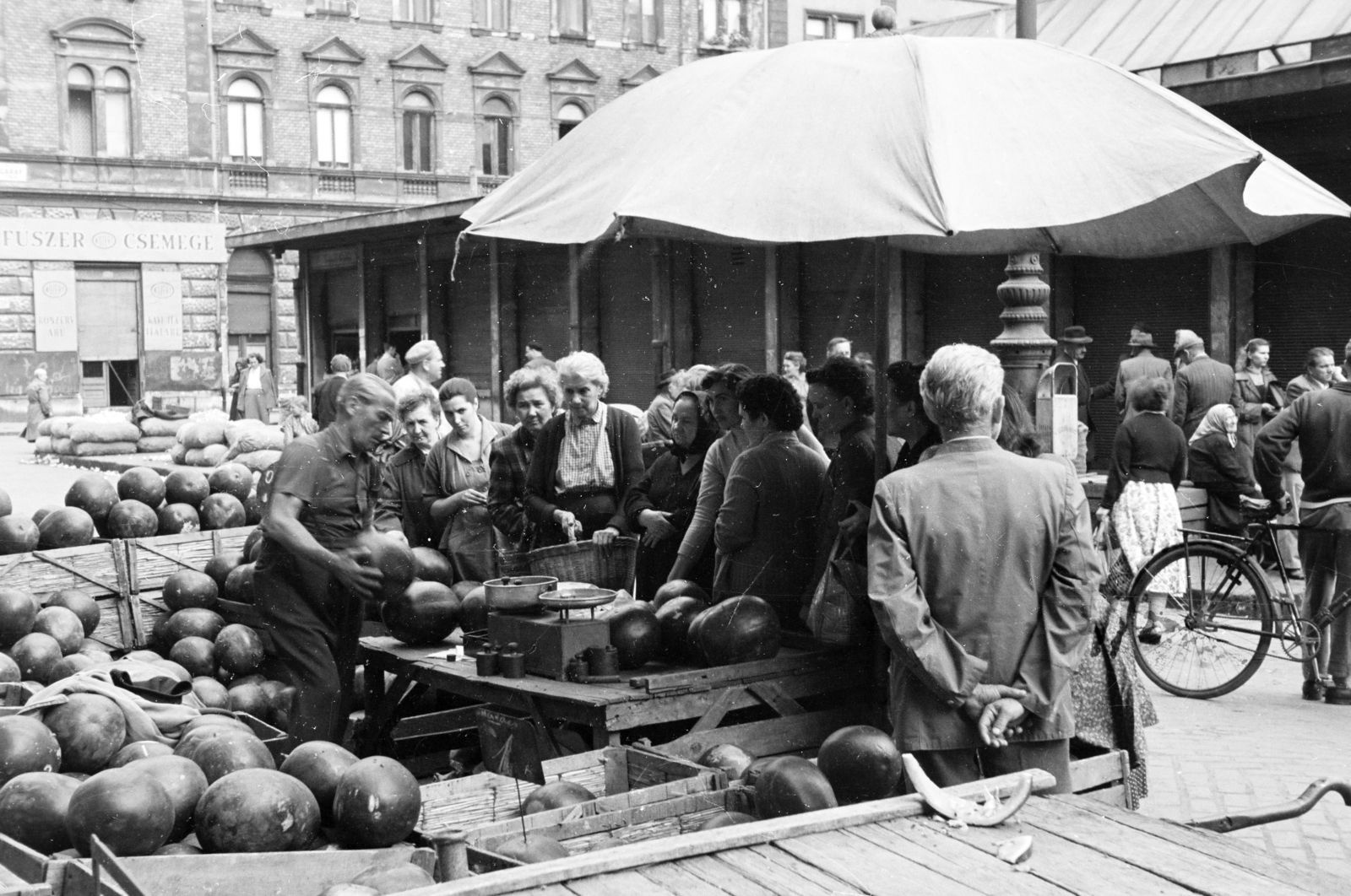 Hungary, Budapest VII., Garay téri piac, jobbra a háttérben a 15. számú ház látható., 1960, Artfókusz, bicycle, sunshades, scale, standing in line, melon, market, seller, Budapest, Fortepan #278816