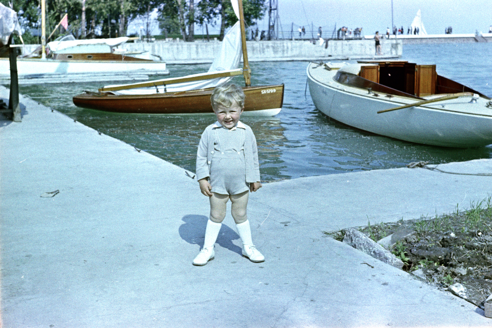 Magyarország, Balatonfüred, a Yacht Club kikötője., 1962, Artfókusz, Fábián József, kisfiú, színes, terpesz, Fortepan #278836