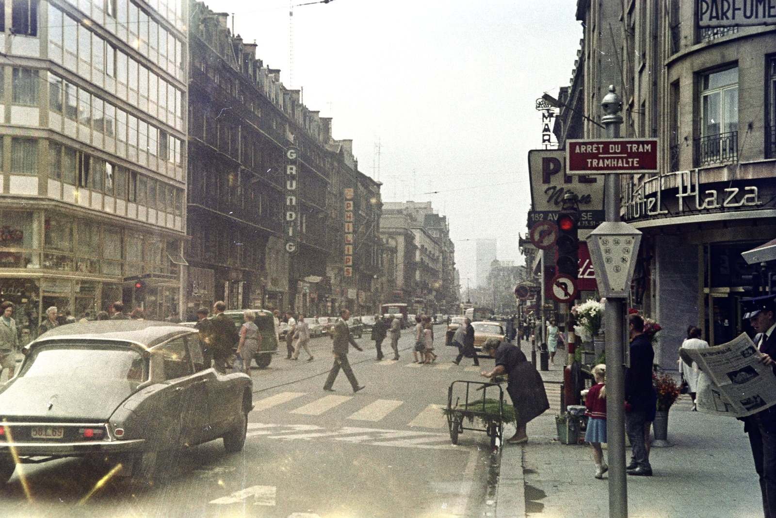 Belgium, Bruxelles, Boulevard Adolphe Max/Adolphe Maxlaan a Rue de Malines/Mechelsestraat kereszteződésénél. A távolban a Place de Brouckère/De Brouckèreplein., 1967, Artfókusz, crosswalk, colorful, Fortepan #278839