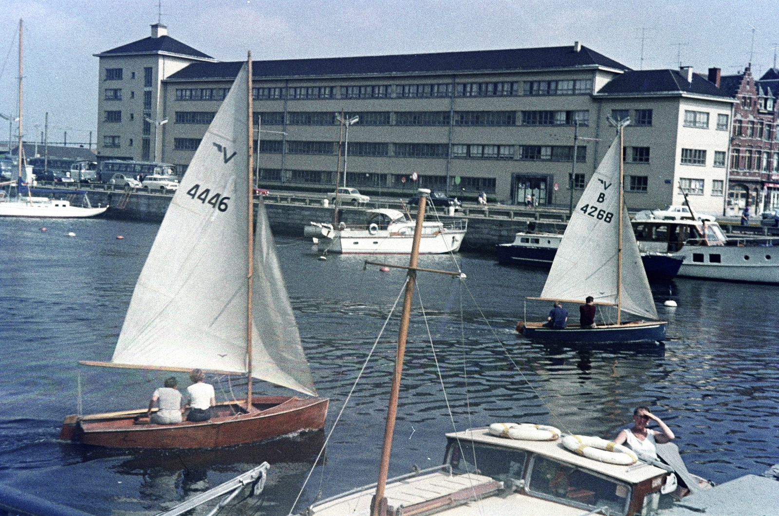 Belgium, Oostende, kikötő, háttérben a Városi Kereskedelmi és Szállodaipari Műszaki Intézet., 1967, Artfókusz, Fábián József, vitorláshajó, színes, Fortepan #278841