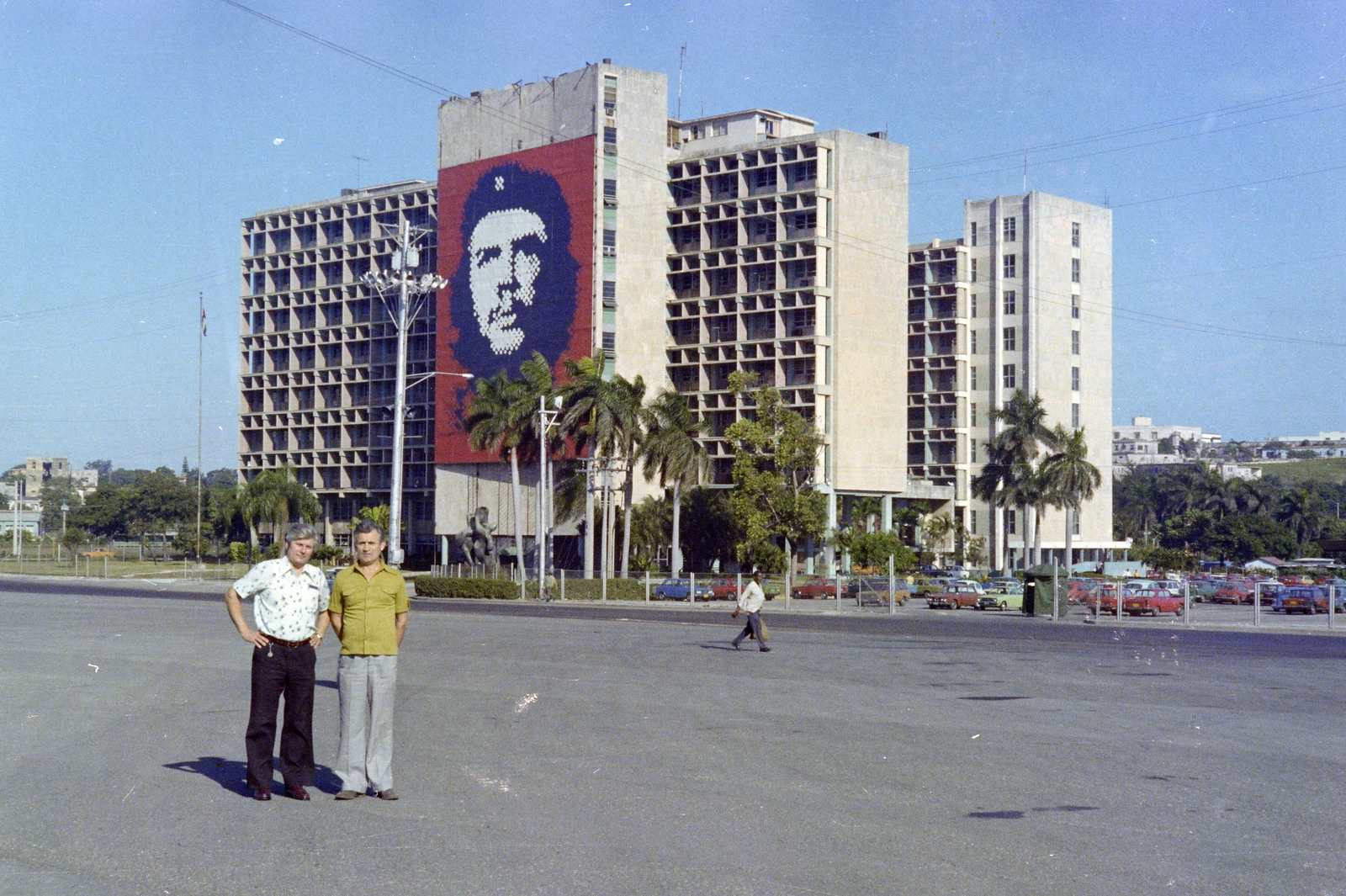 Kuba, Havanna, Plaza de la Revolucion, Ministerio del Interior. A falon Che Guevara portréja látható., 1975, Artfókusz, Fábián József, plakát, lakótelep, pálmafa, Che Guevara-ábrázolás, tűzfal, panelház, Fortepan #278844