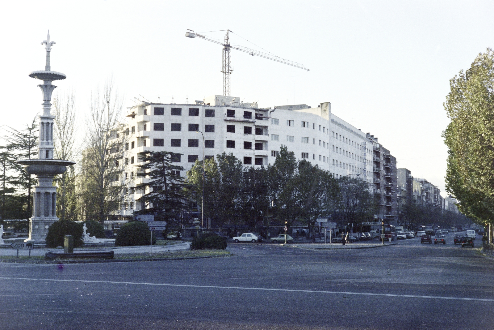 Spanyolország, Madrid, Glorieta San Vicente, balra a Juan de Villanueva szökőkút, helyén ma a Puerta de San Vicente replikája áll. Jobbra a Paseo de la Florida., 1981, Artfókusz, Fábián József, daru, építkezés, Fortepan #278853