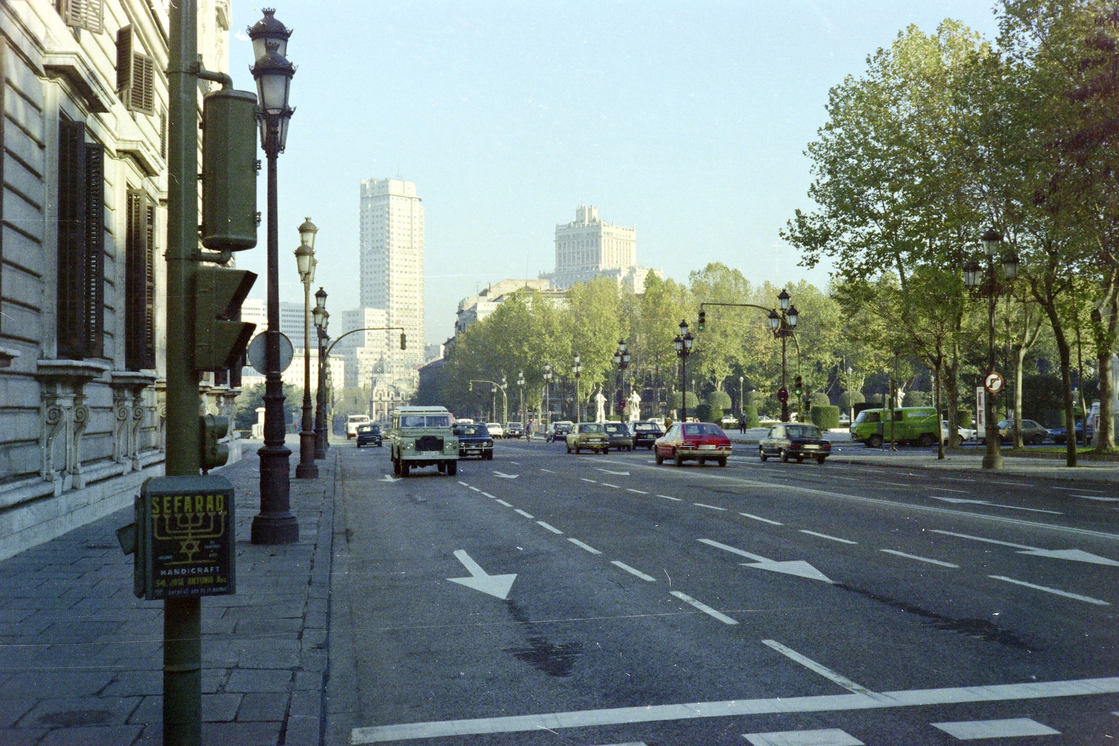 Spanyolország, Madrid, a Calle de Bailén a Királyi Palota előtt, szemben a Torre de Madrid felhőkarcoló., 1981, Artfókusz, Fábián József, Fortepan #278854