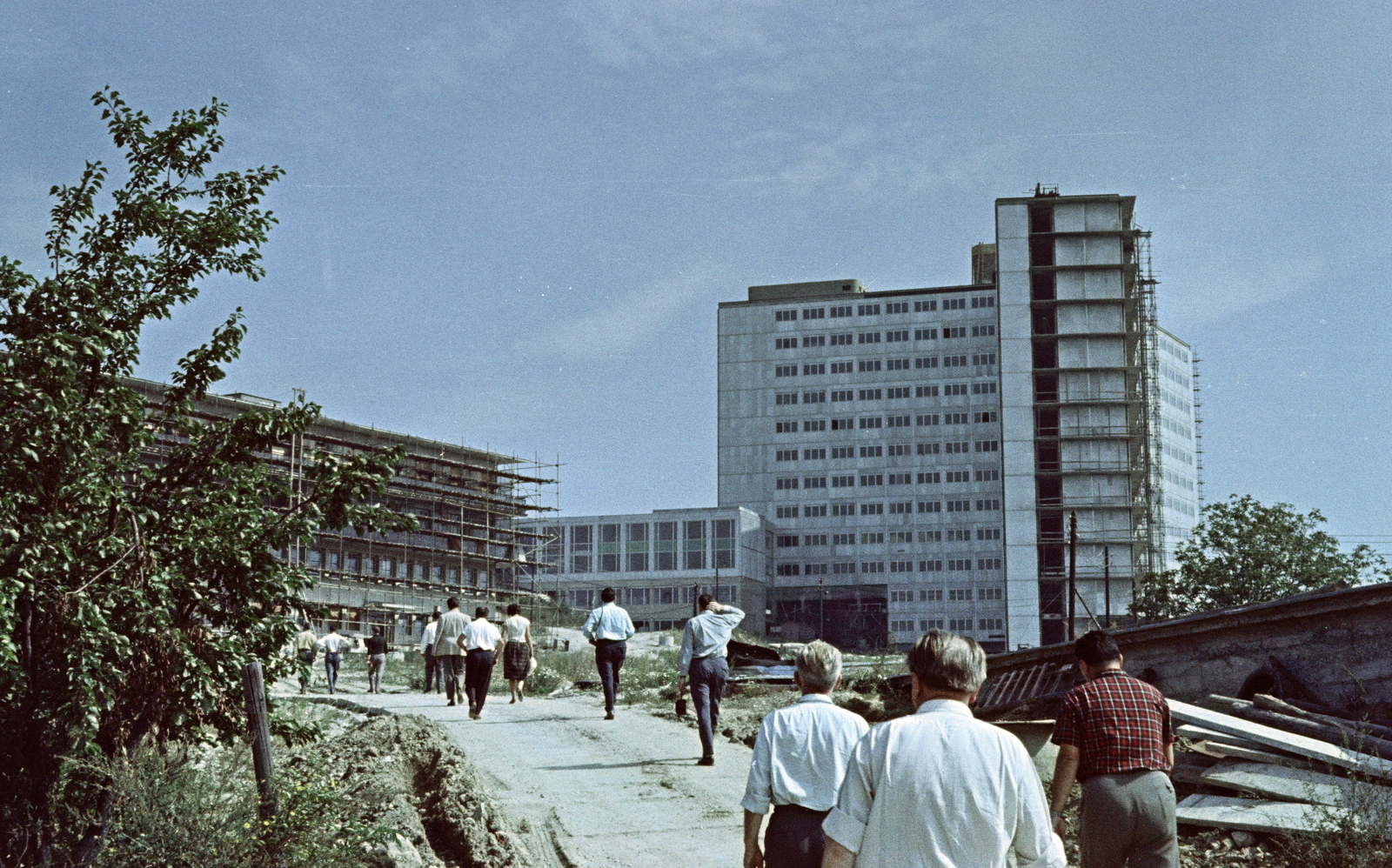 Szlovákia, Pozsony, Limbová ulica, a Ladislav Dérer Egyetemi Kórház (Kramáre kórház) építése., 1967, Artfókusz, Fábián József, színes, Csehszlovákia, Fortepan #278857