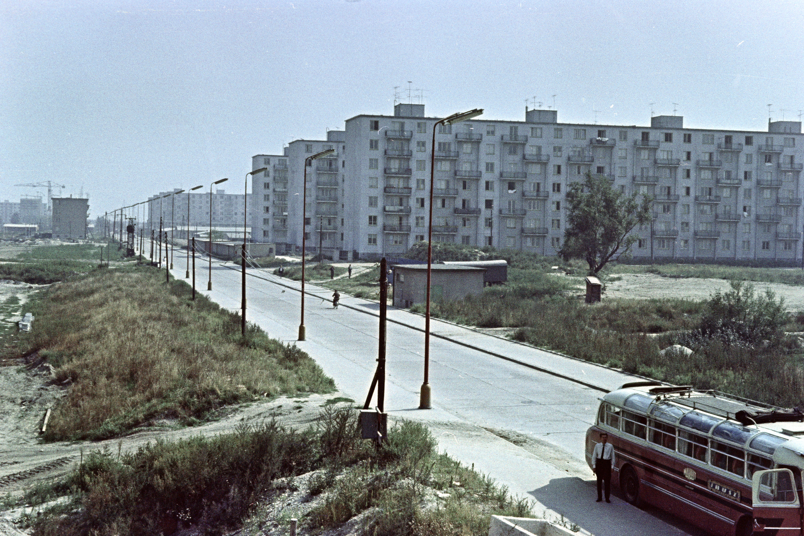 Szlovákia, Pozsony, előtérben a Drieňová ulica, szemben a Svidnícka ulica épületei., 1967, Artfókusz, Fábián József, Ikarus-márka, autóbusz, színes, Csehszlovákia, Fortepan #278858