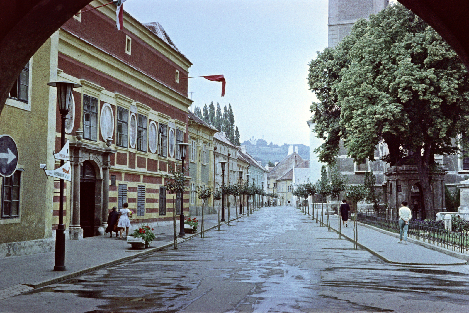 Hungary, Kőszeg, Jurisics tér a Hősök kapujától a Rajnis utca felé nézve, balra a Városháza, jobbra a kútház és a Szent Imre-templom., 1964, Artfókusz, colorful, Fortepan #278860