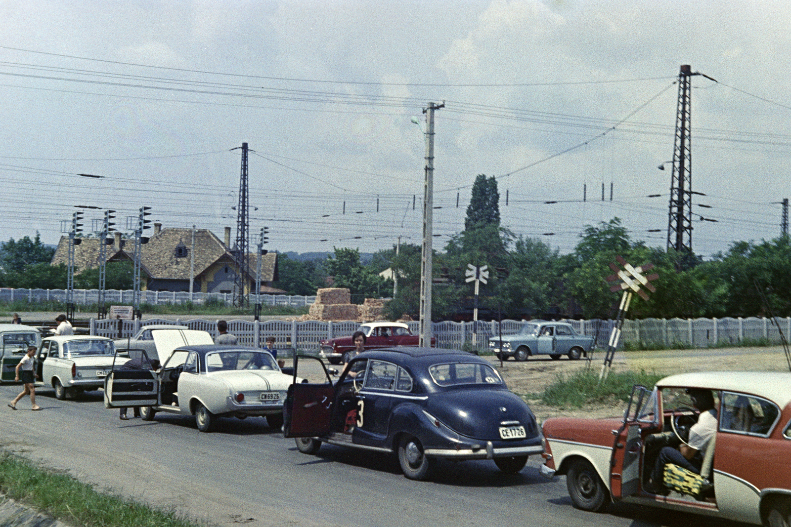 1965, Artfókusz, Best of, barrier, waiting, railway fence, catenary wire, colorful, BMW 501/502, BMW-brand, Ford-brand, Moskvitch-brand, Fortepan #278865