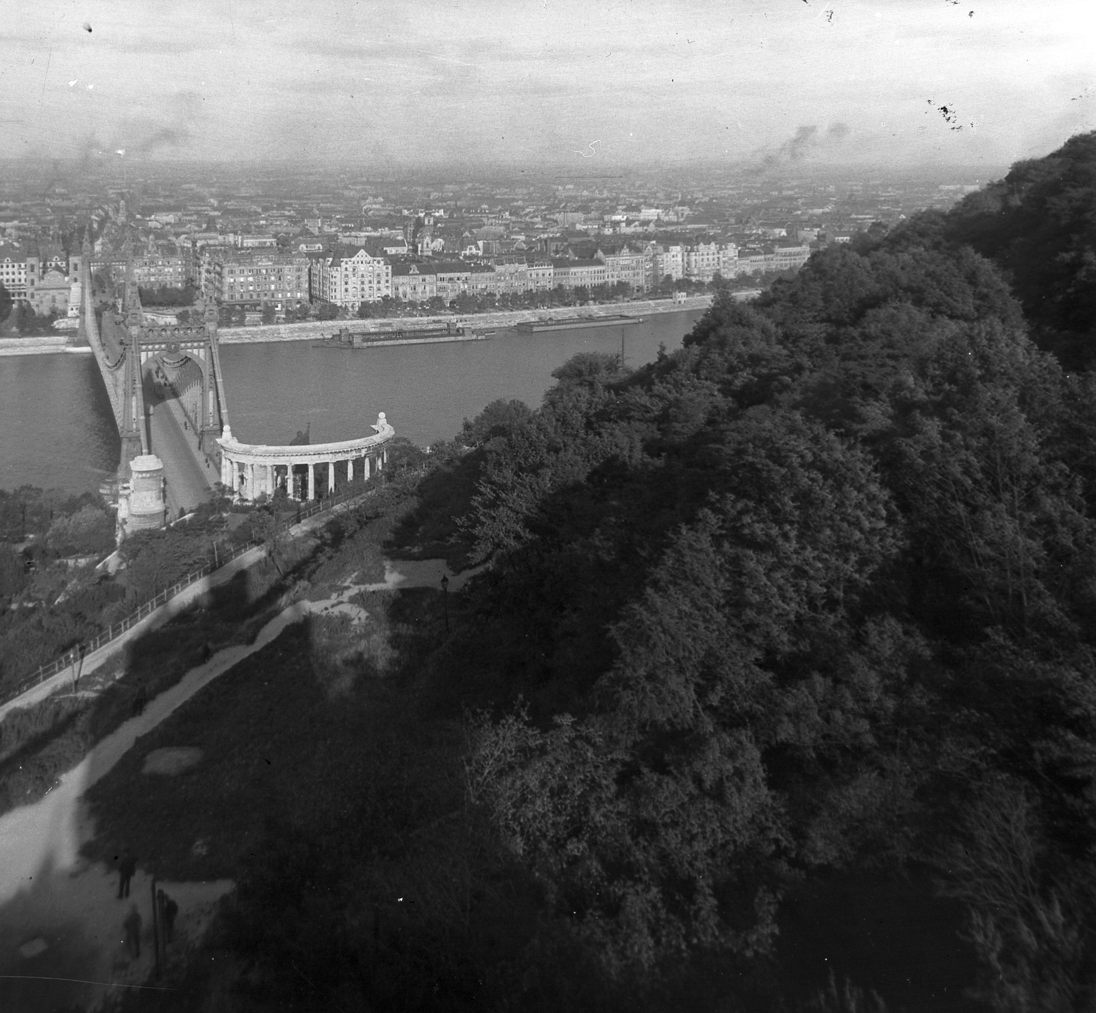 Hungary, Budapest I., kilátás a Schoch / Hegedűs - villából a Szent Gellért szobor, az Erzsébet híd és a Belgrád (Ferenc József) rakpart házai felé., 1915, Schoch Frigyes, picture, Danube, eclectic architecture, Budapest, suspension bridge, Saint Gerard-portrayal, Antal Kherndl-design, Aurél Czekelius-design, Fortepan #27887