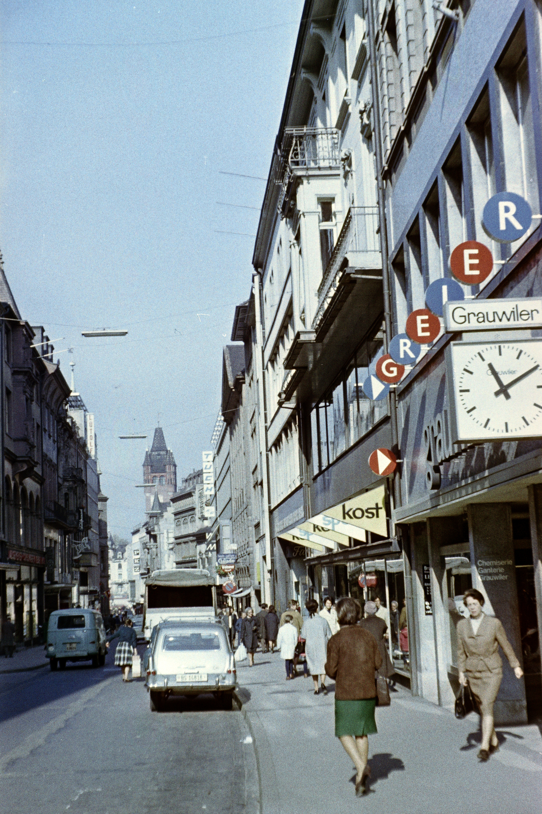 Svájc, Bázel, a Freie Strasse a Ringgässlein és a Pfluggässlein között, a háttérben a Rathaus tornya., 1965, Artfókusz, Fábián József, Fortepan #278871