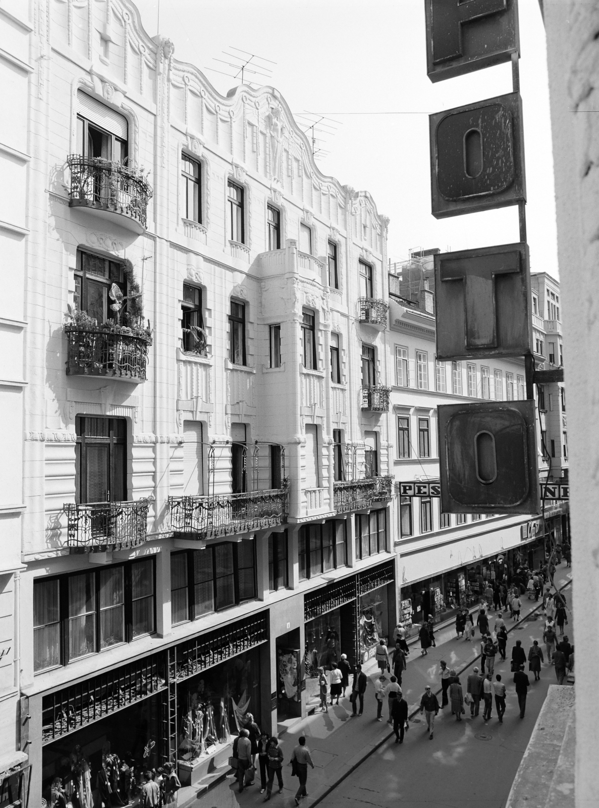 Hungary, Budapest V., Váci utca, szemben a 8. számú ház., 1986, Artfókusz, street view, pedestrian, Budapest, Fortepan #278879