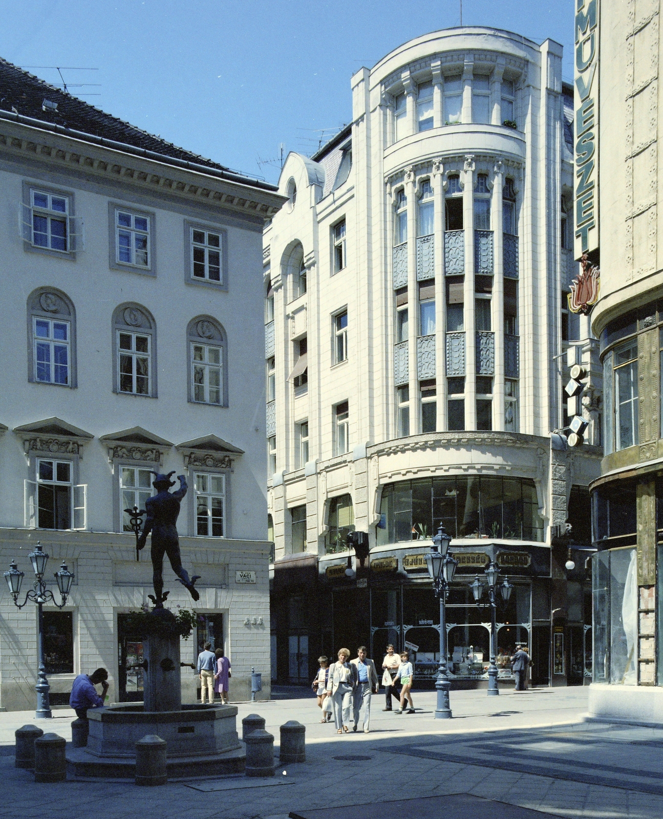 Hungary, Budapest V., Régi posta utca, Hermész kút, Giovanni da Bologna Merkur szobrának másolata Wild László építész kúttestjén (1985). Háttérben a Váci utca sarkán álló épületek láthatók., 1986, Artfókusz, Budapest, Fortepan #278885