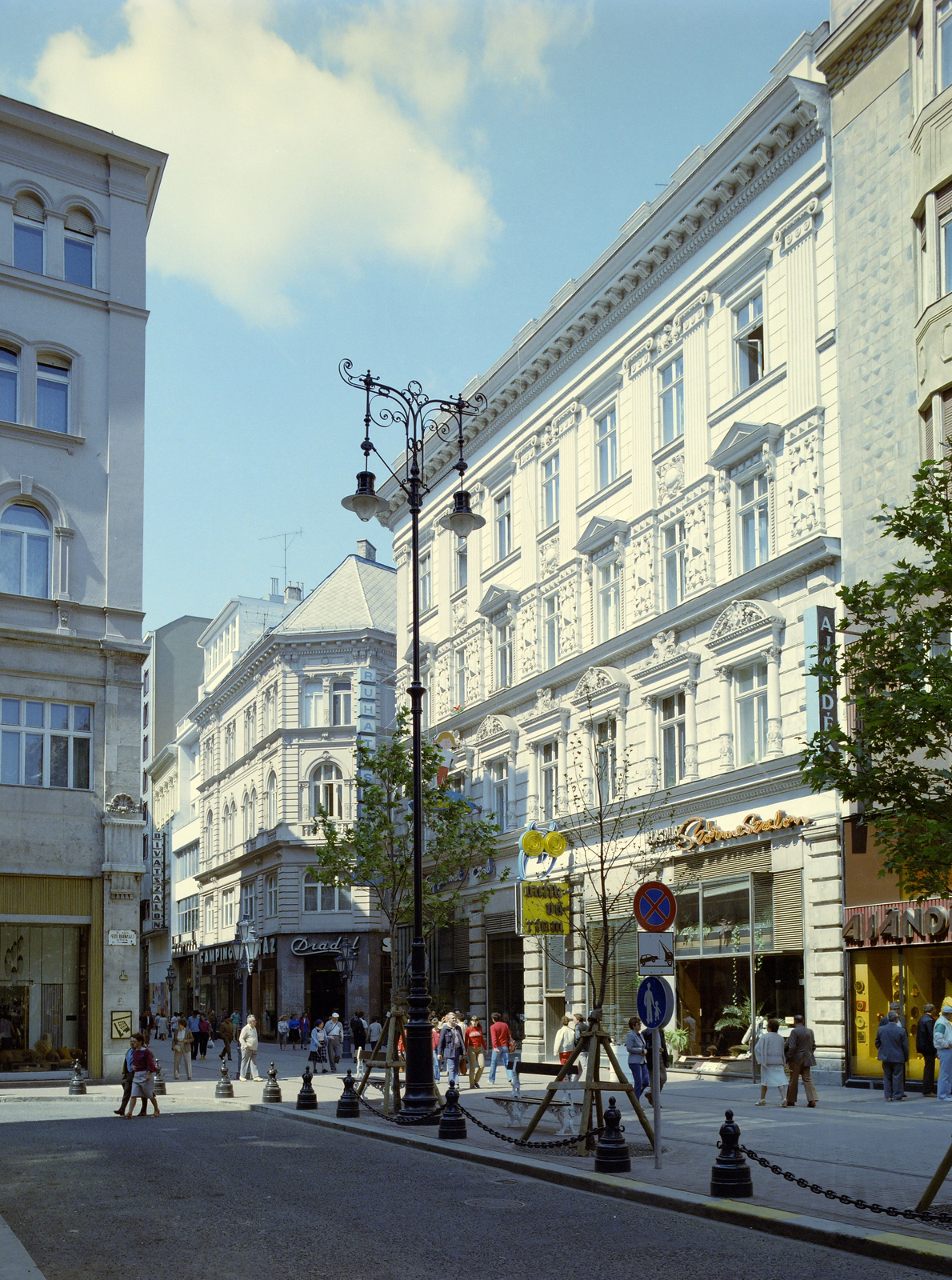 Hungary, Budapest V., Váci utca, balra a Piarista (Pesti Barnabás) utca., 1986, Artfókusz, Budapest, Fortepan #278889