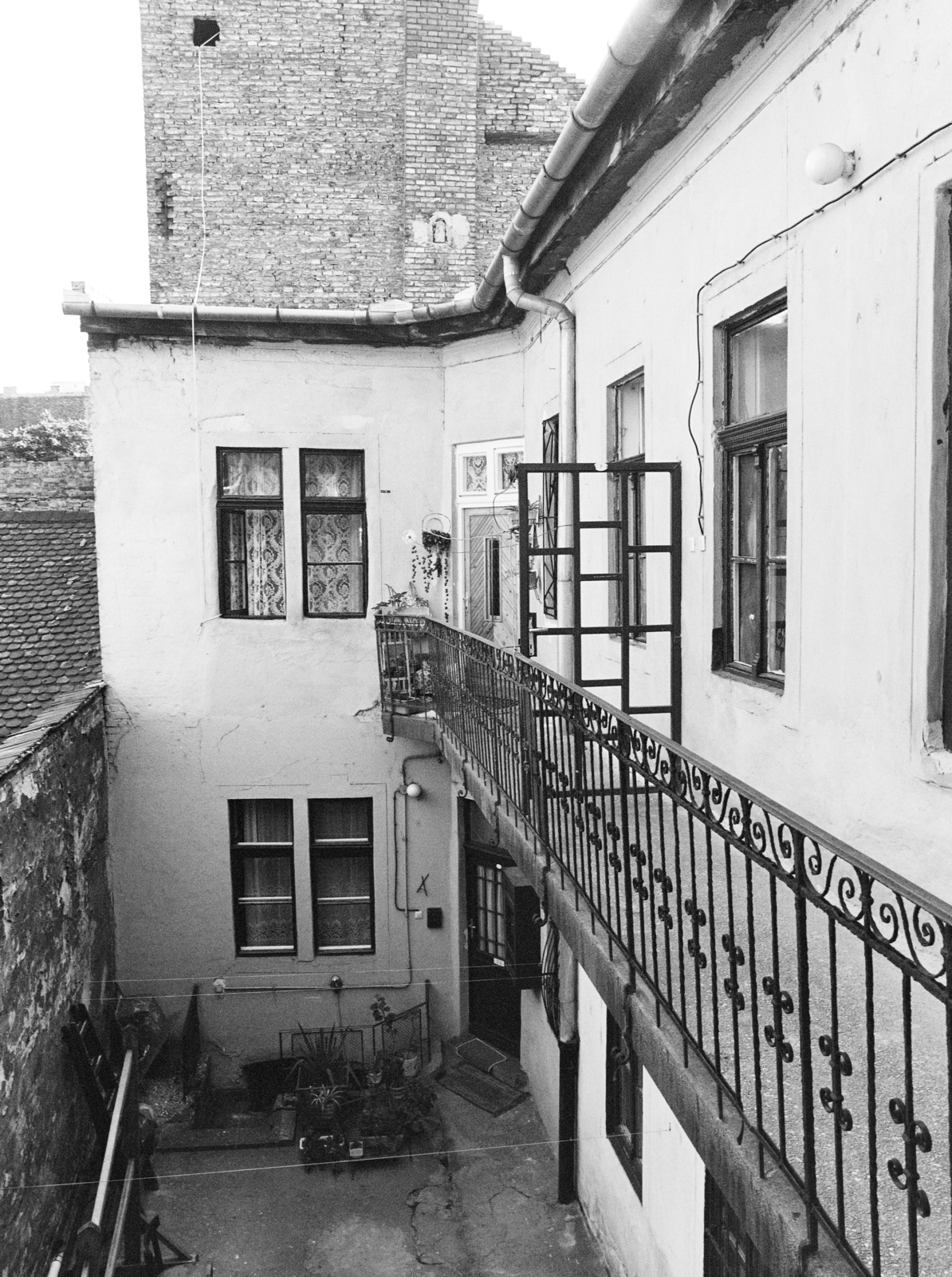 Magyarország, Budapest VIII., a Vajdahunyad utca 28. számú ház udvara, háttérben a Futó utca 27. számú ház tűzfala., 1987, Artfókusz, Fábián József, gang, Budapest, Fortepan #278893