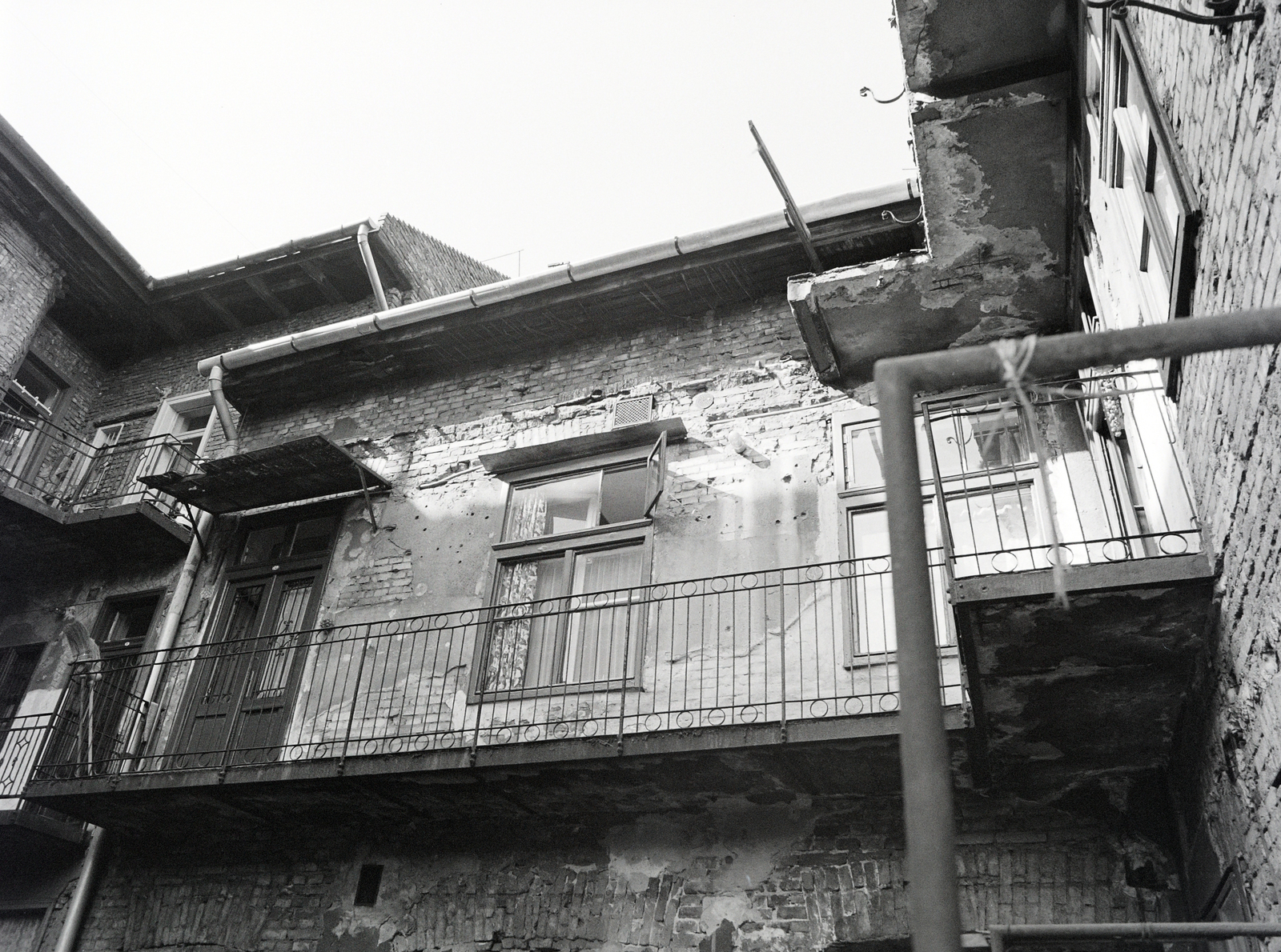 Magyarország, Budapest VIII., a Vajdahunyad utca 32. számú ház udvara, balra a Práter utca 22. számú ház., 1987, Artfókusz, Fábián József, folyosó, Budapest, Fortepan #278894