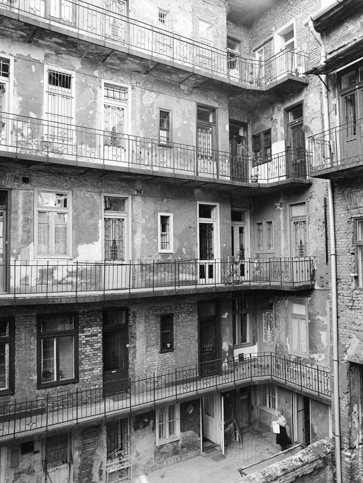 Magyarország, Budapest VIII., kilátás a Vajdahunyad utca 32. számú házból a Práter utca 22. számú ház udvara felé., 1987, Artfókusz, Fábián József, gang, folyosó, Budapest, Fortepan #278895