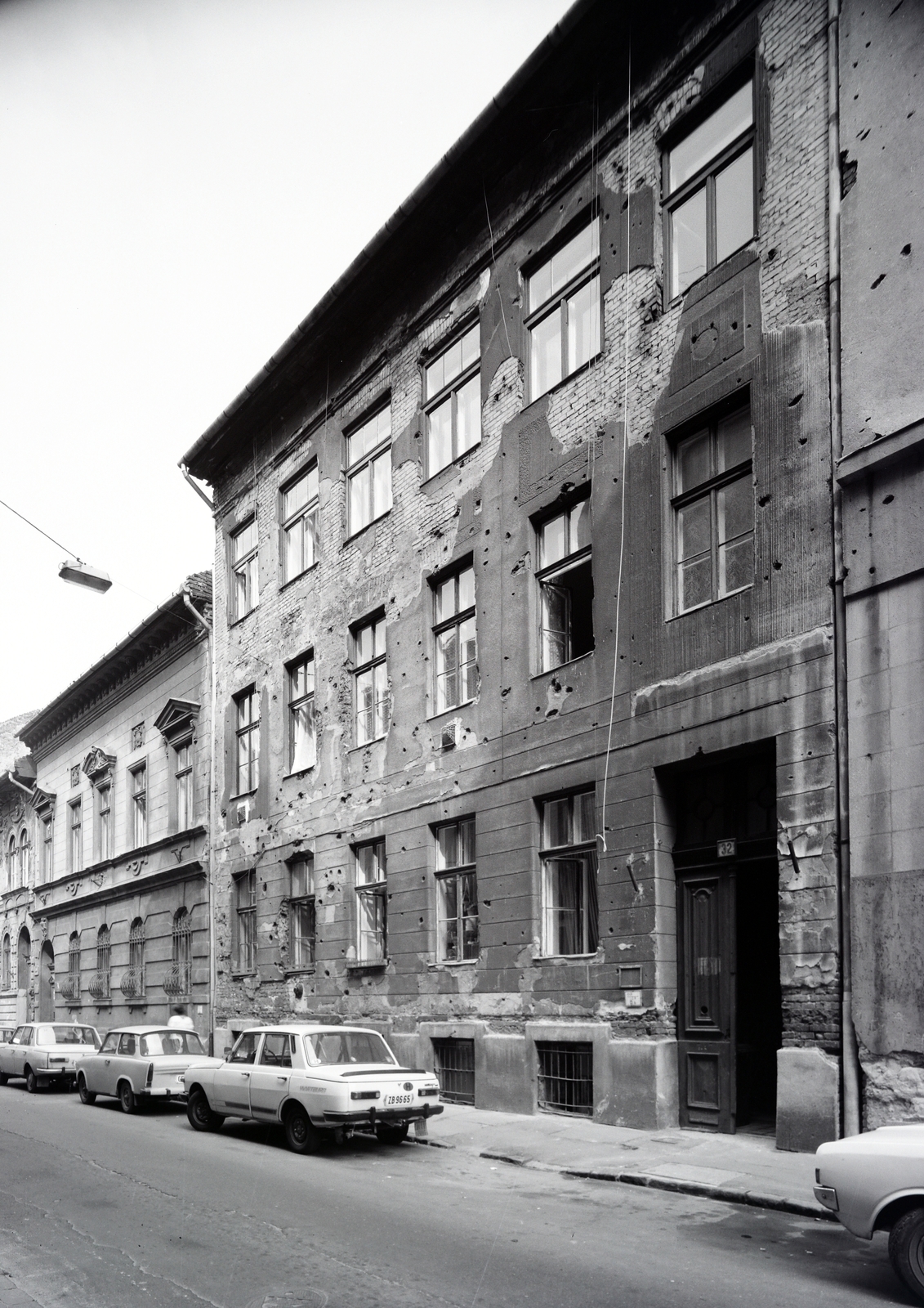 Hungary, Budapest VIII., a Vajdahunyad utca 32. és 30. számú ház a Nap utca felé nézve., 1980, Artfókusz, Budapest, building, automobile, Fortepan #278897