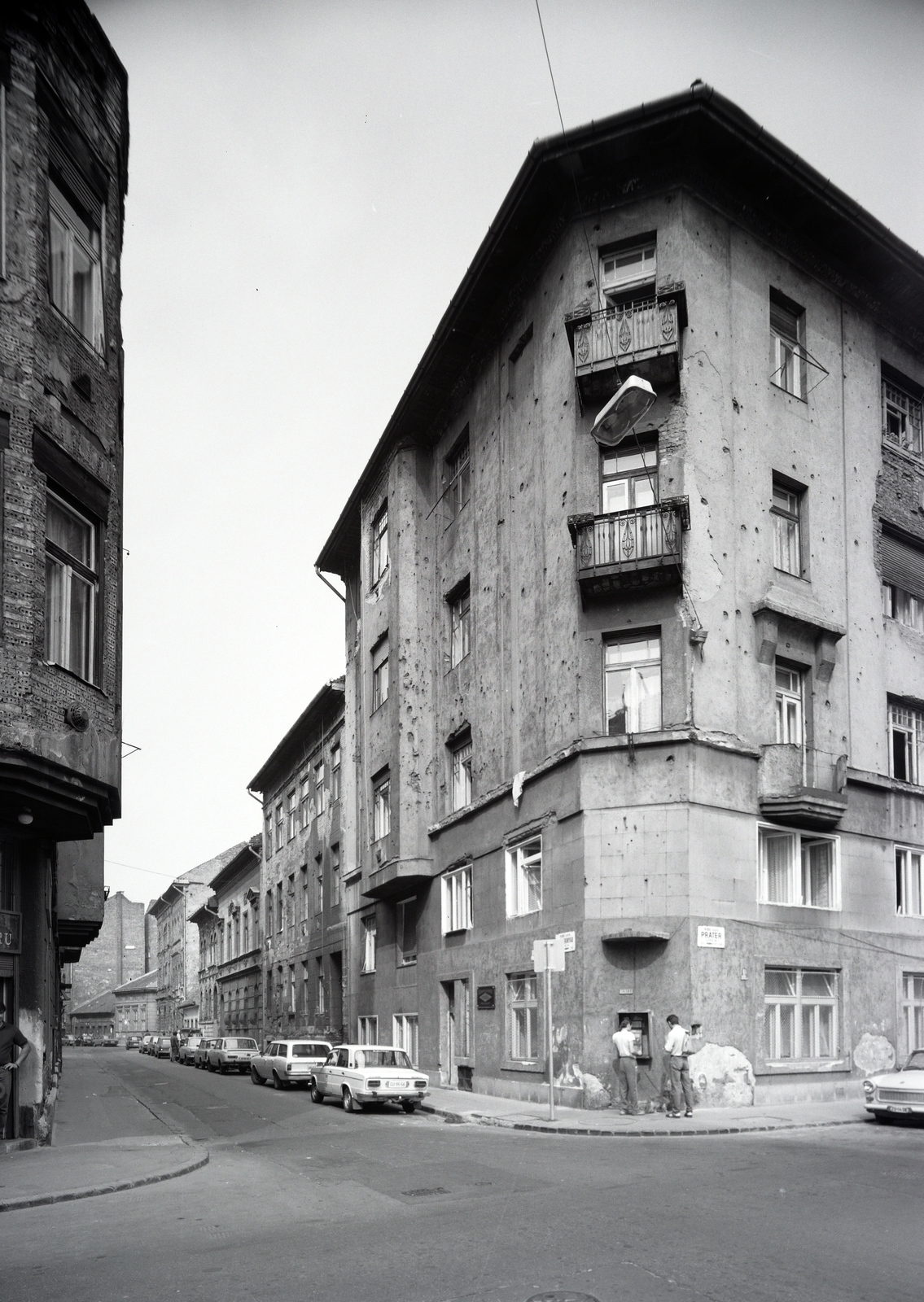 Hungary, Budapest VIII., Práter utca sarok, szemben a Vajdahunyad utca házsora a Nap utca felé vezető szakaszon., 1987, Artfókusz, Budapest, cornerhouse, automobile, Fortepan #278898