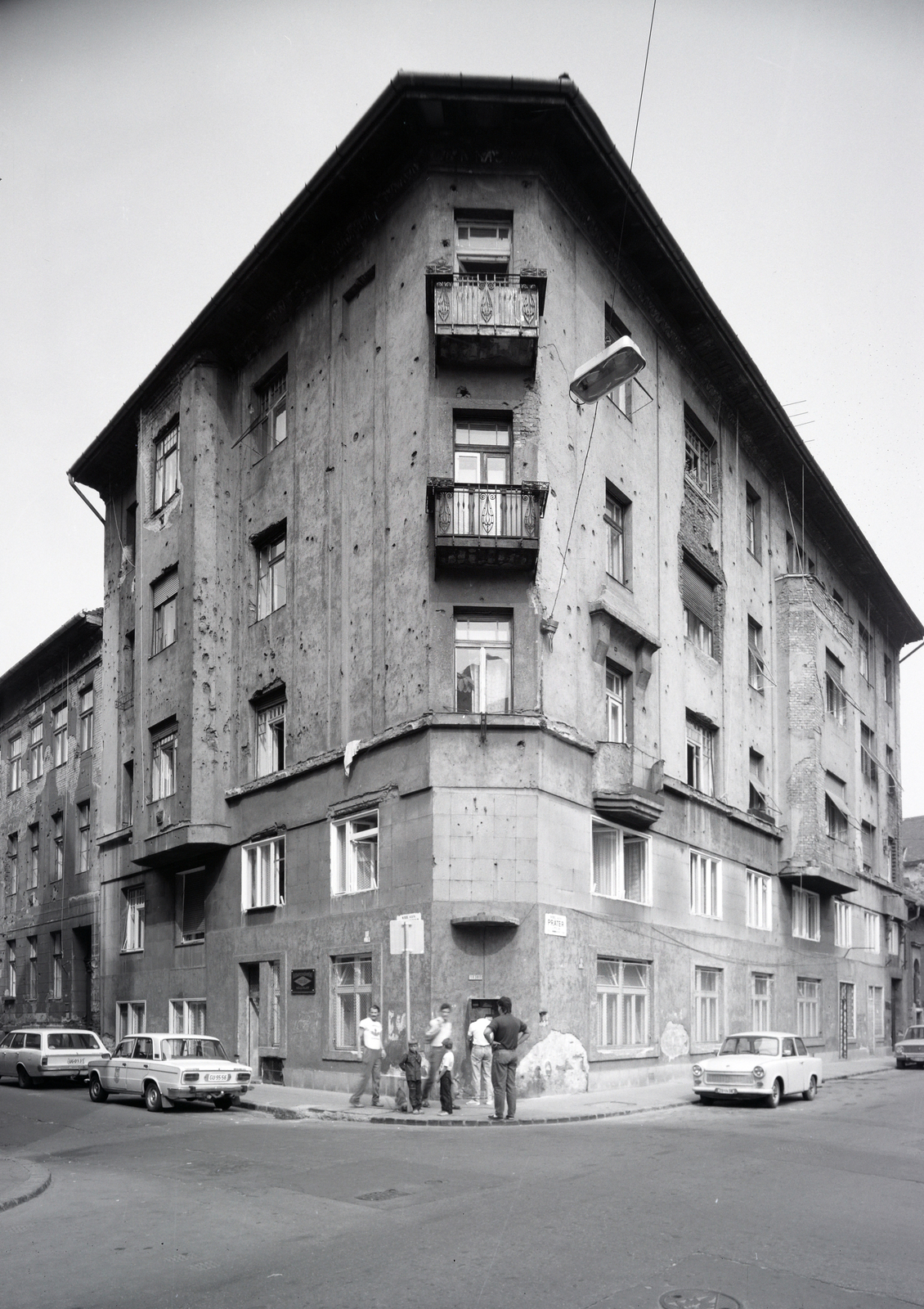 Hungary, Budapest VIII., Vajdahunyad utca - Práter utca sarok., 1987, Artfókusz, Budapest, cornerhouse, automobile, Fortepan #278899