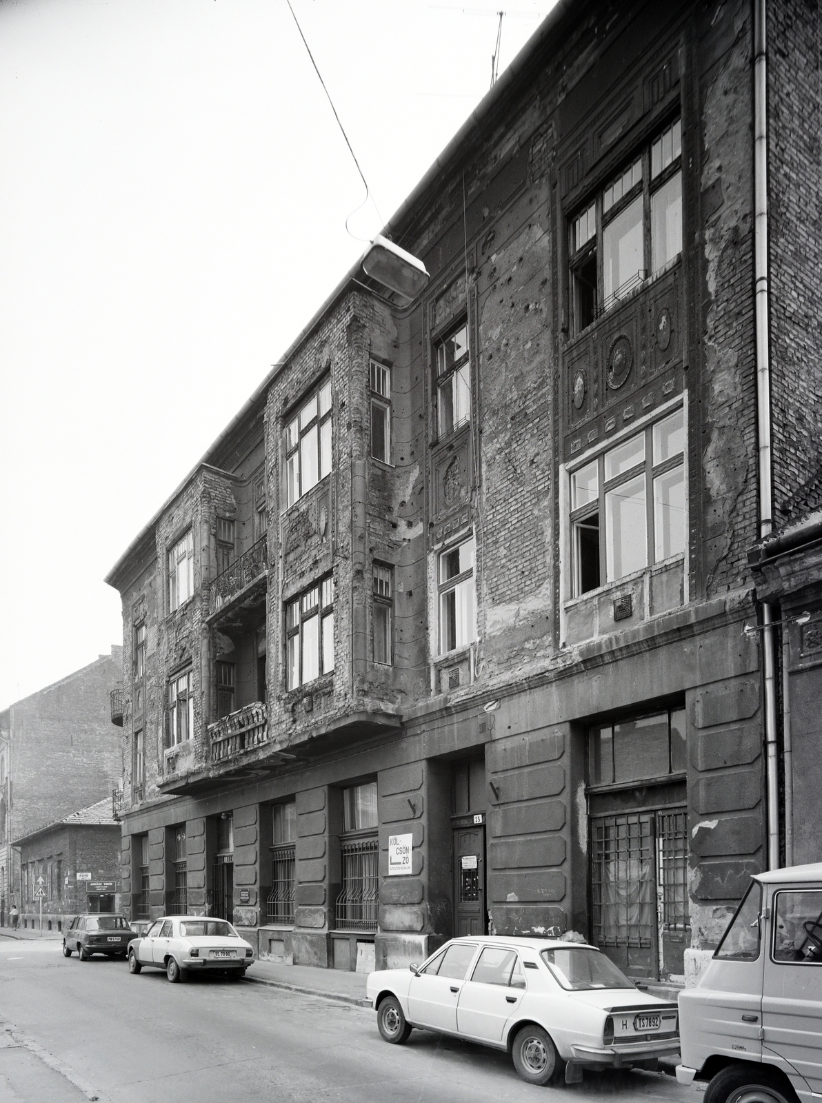 Hungary, Budapest VIII., Nap utca, szemben a 25. számú ház a Futó utca sarkán.., 1980, Artfókusz, Budapest, building, automobile, Fortepan #278900