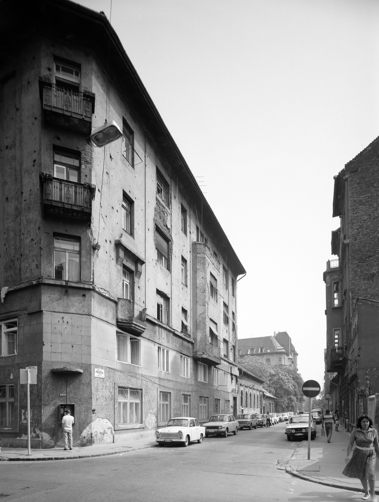 Magyarország, Budapest VIII., Vajdahunyad utca, szemben a Práter utca., 1987, Artfókusz, Fábián József, Budapest, épület, automobil, Nyilvános telefon, Fortepan #278901