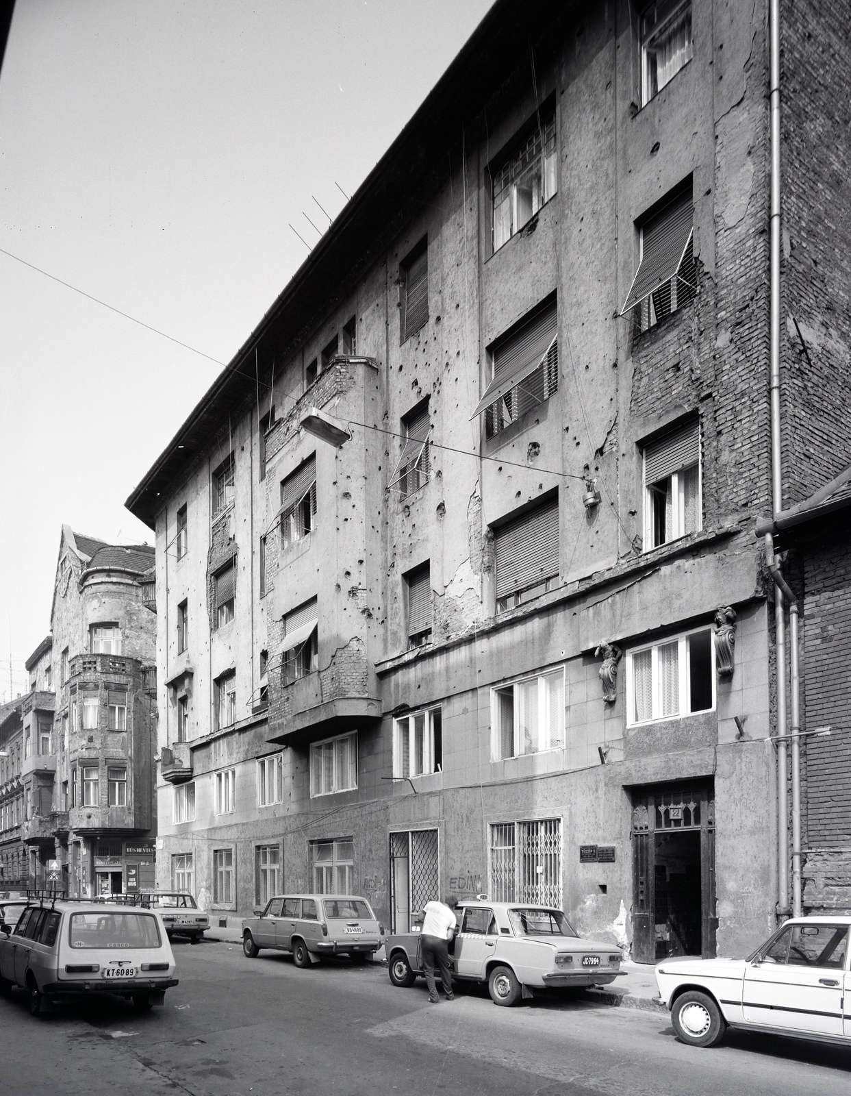 Magyarország, Budapest VIII., Práter utca, szemben a 22. számú ház a Vajdahunyad utca sarkán., 1987, Artfókusz, Fábián József, Budapest, épület, automobil, Fortepan #278902