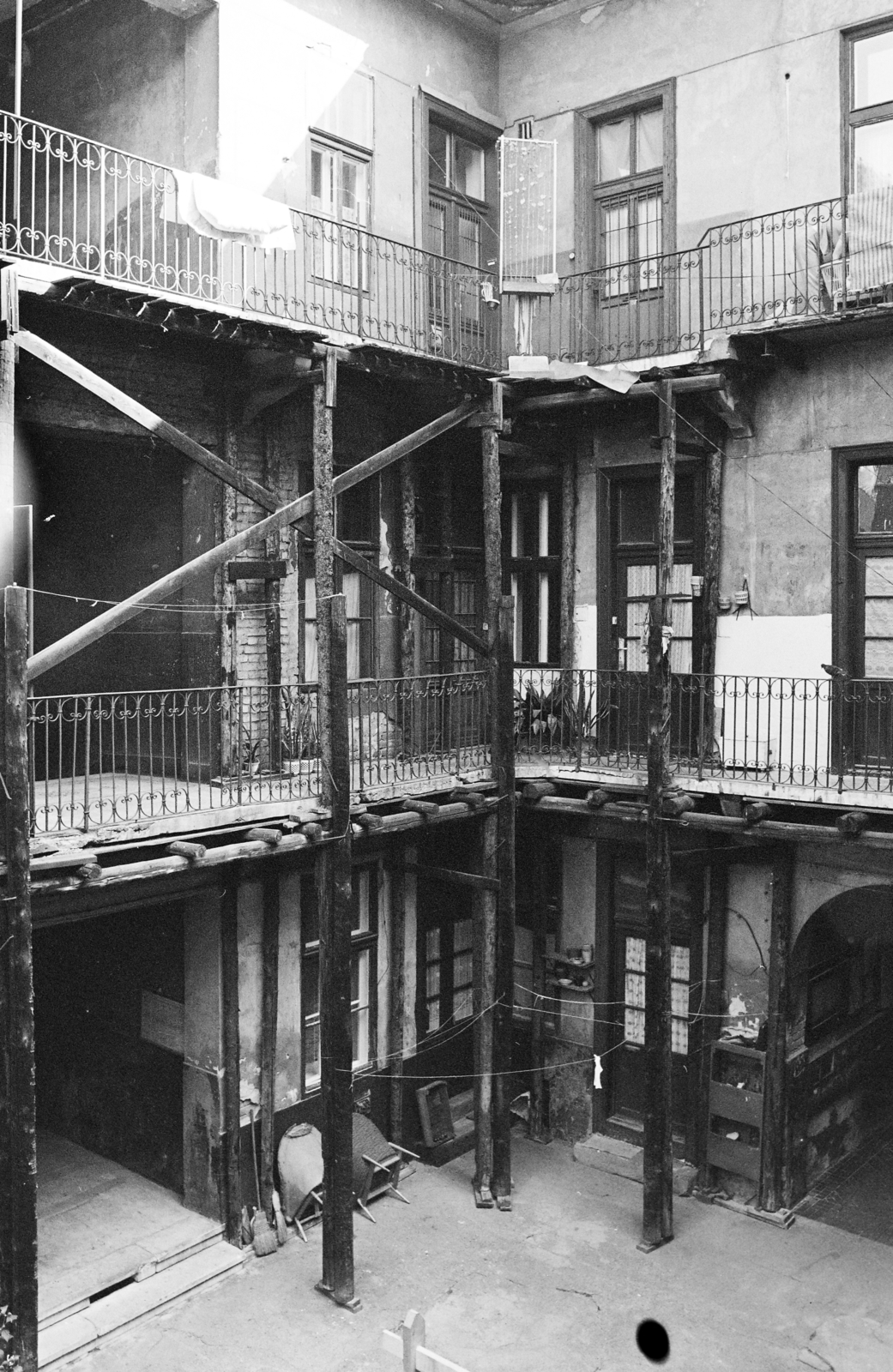 Magyarország, Budapest VIII., a Futó u. 27. számú ház udvara., 1987, Artfókusz, Fábián József, épület, gang, Budapest, Fortepan #278905