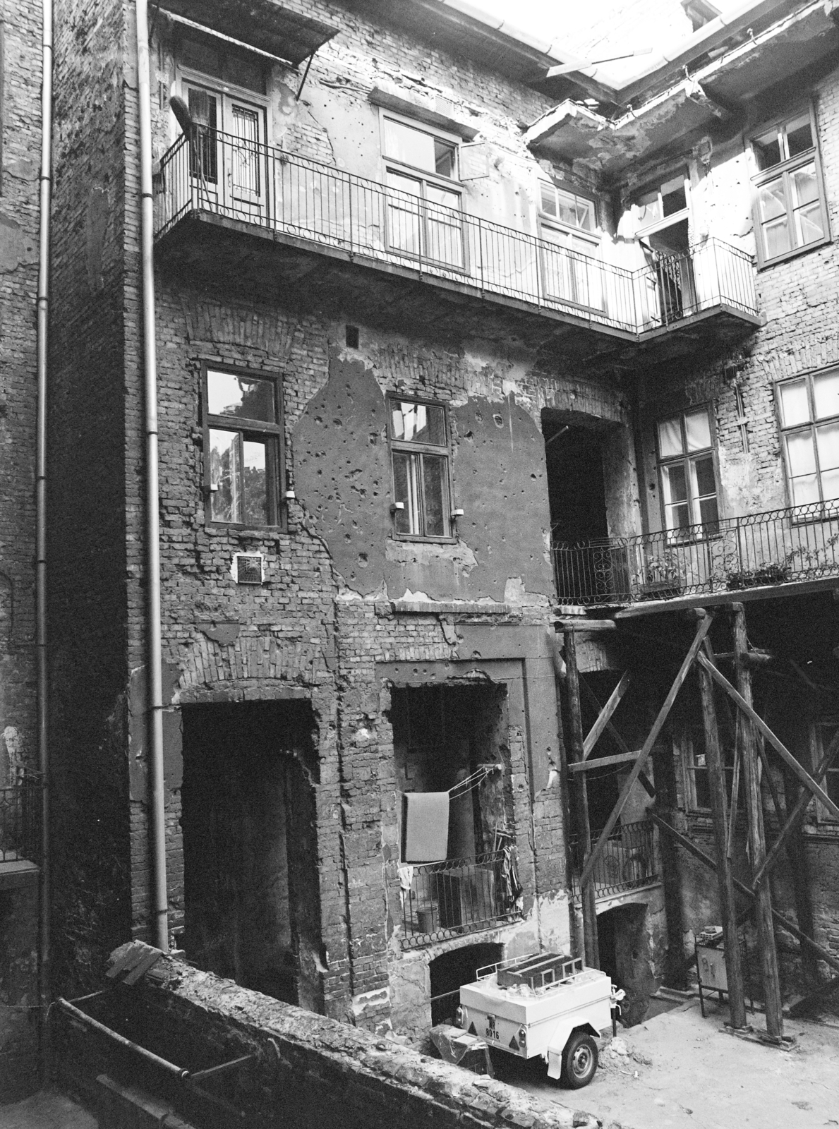 Magyarország, Budapest VIII., kilátás Práter utca 22. számú házból a Vajdahunyad utca 32. számú ház udvara felé., 1987, Artfókusz, Fábián József, gang, udvar, épületkár, Budapest, Fortepan #278908