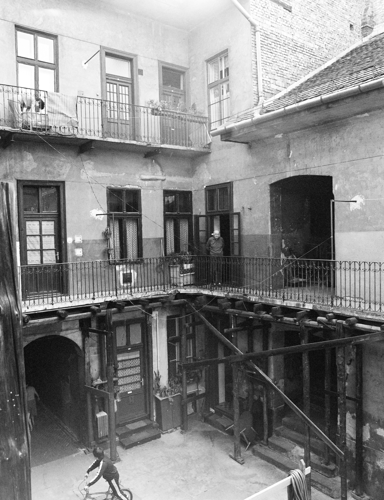 Magyarország, Budapest VIII., a Futó utca 27. számú ház udvara., 1987, Artfókusz, Fábián József, gang, udvar, állvány, Budapest, Fortepan #278909