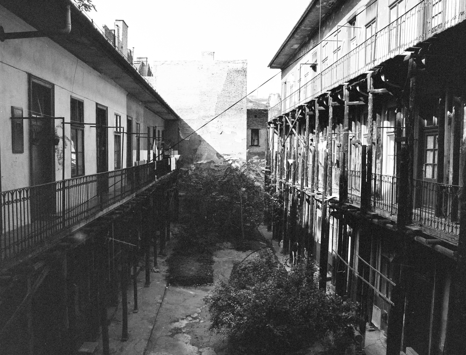 Magyarország, Budapest VIII., a Futó utca 27. számú ház udvara., 1987, Artfókusz, Fábián József, gang, udvar, Budapest, Fortepan #278910