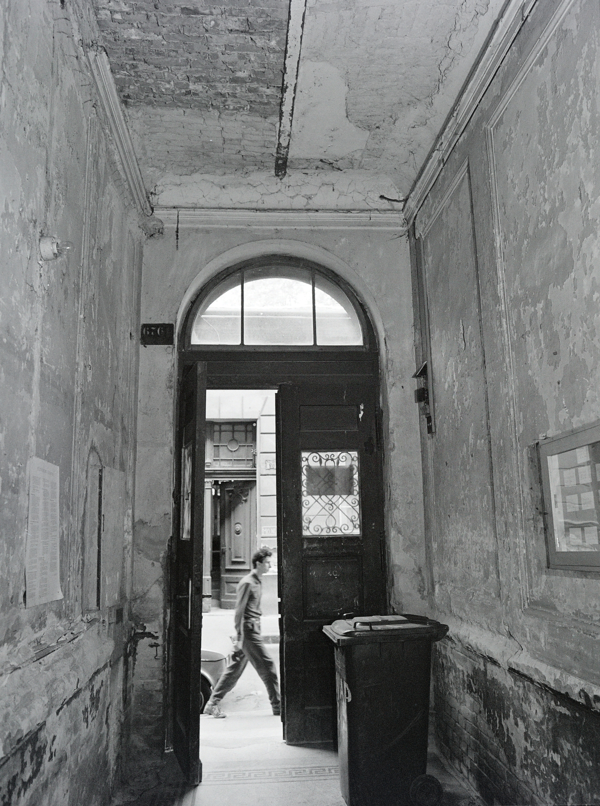 Hungary, Budapest VIII., Nap utca, a felvétel a 21. számú ház kapualjában készült, szemben a 26. számú ház kapuja., 1987, Artfókusz, Budapest, gateway, dustbin, Fortepan #278911