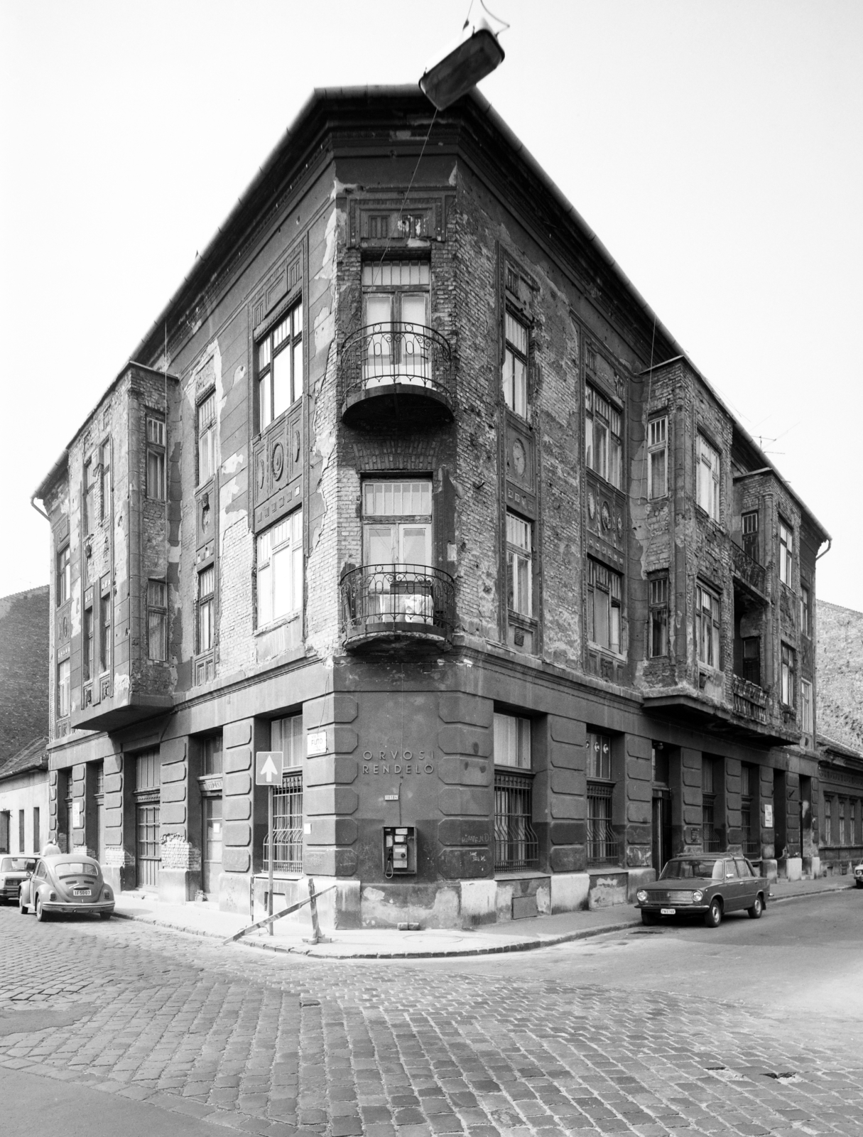 Magyarország, Budapest VIII., Nap utca, szemben a 27-es számú ház, balra a Futó utca., 1987, Artfókusz, Fábián József, Budapest, sarokház, rendelő, Fortepan #278916