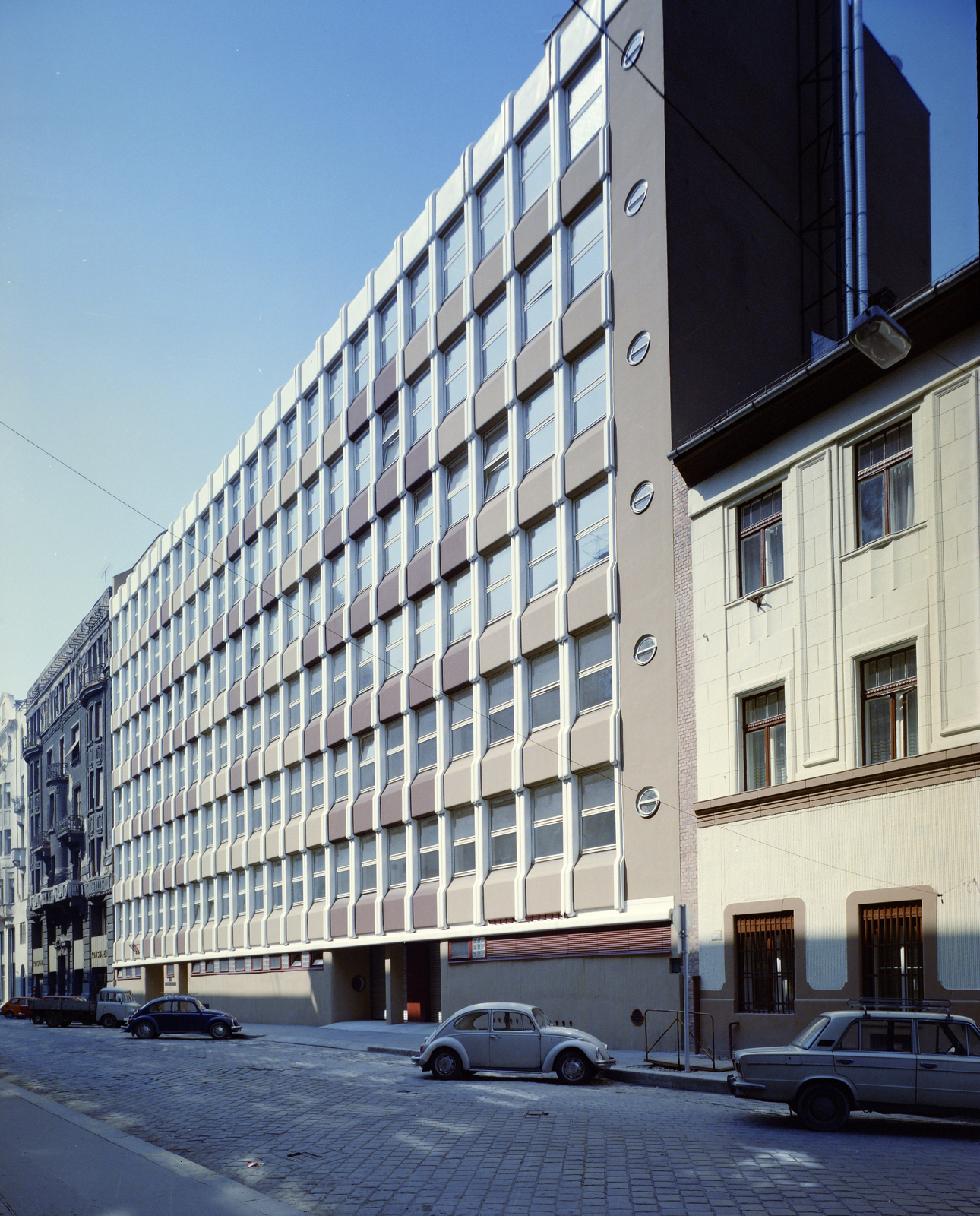 Hungary, Budapest V., Hercegprímás (Alpári Gyula) utca az Arany János utca felől a Szent István tér irányába nézve., 1983, Artfókusz, Budapest, building, automobile, Fortepan #278927