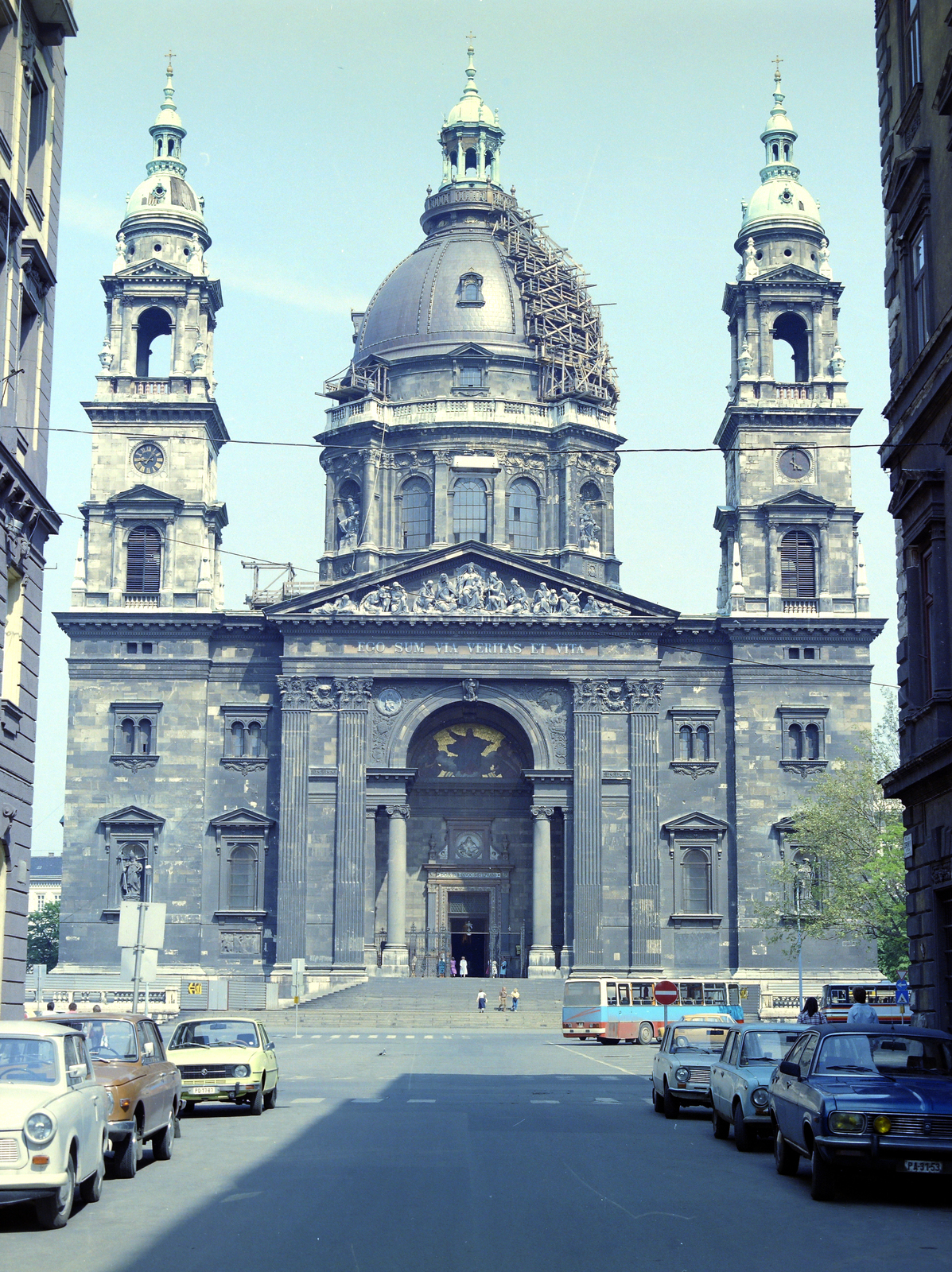 Hungary, Budapest V., Szent István tér, Szent István-bazilika (Ybl Miklós, 1906.)., 1983, Artfókusz, Budapest, basilica, automobile, Fortepan #278929