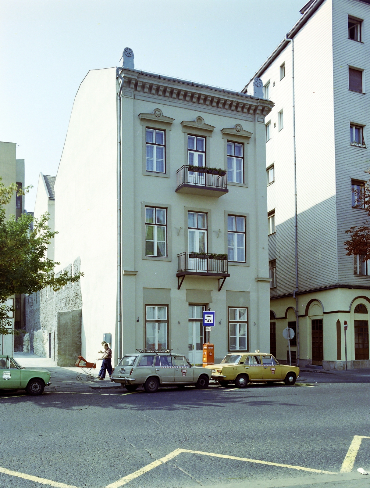 Magyarország, Budapest V., Kecskeméti utca, szemben balra Bástya utca torkolatánál álló ház falánál az egykori pesti városfal maradványa.látható., 1983, Artfókusz, Fábián József, épület, taxi, automobil, Budapest, Fortepan #278933