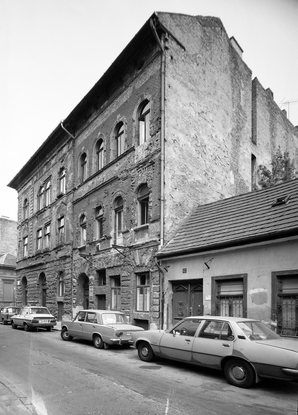 Magyarország, Budapest VIII., Vajdahunyad utca, a 26-os számú háztól a Nap utca felé nézve., 1987, Artfókusz, Fábián József, Budapest, Fortepan #278936