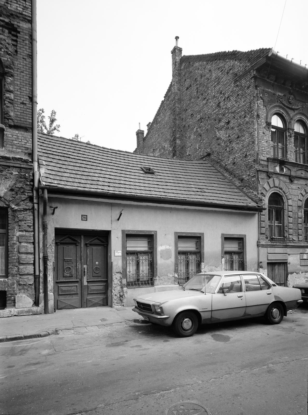 Magyarország, Budapest VIII., Vajdahunyad utca, középen a 26-os számú ház., 1987, Artfókusz, Fábián József, Budapest, Fortepan #278938