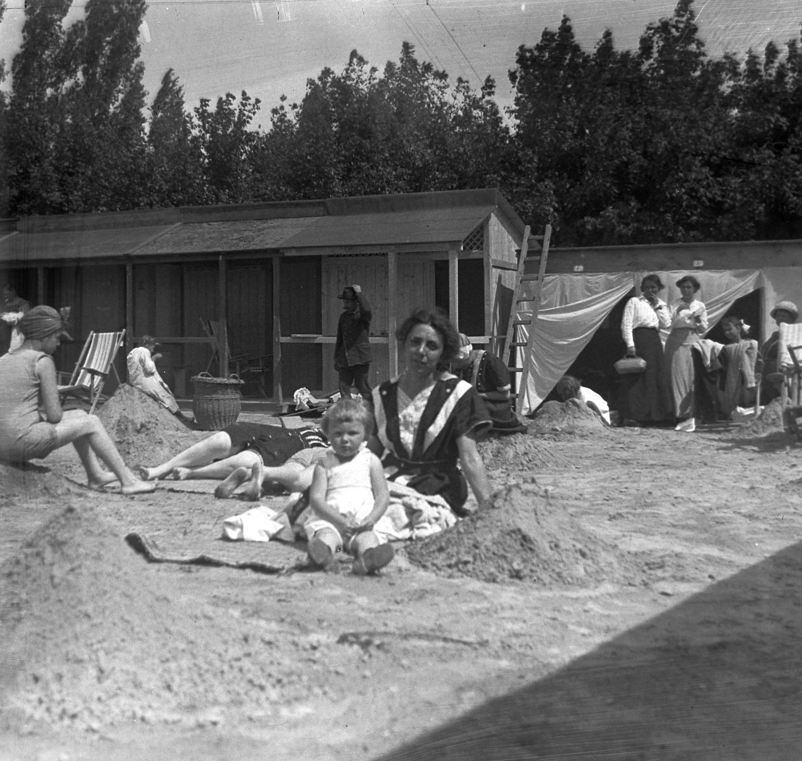 Hungary,Lake Balaton, Siófok, fövenyfürdő., 1915, Schoch Frigyes, bathing suit, bathing, genre painting, deck chair, kid, Fortepan #27895