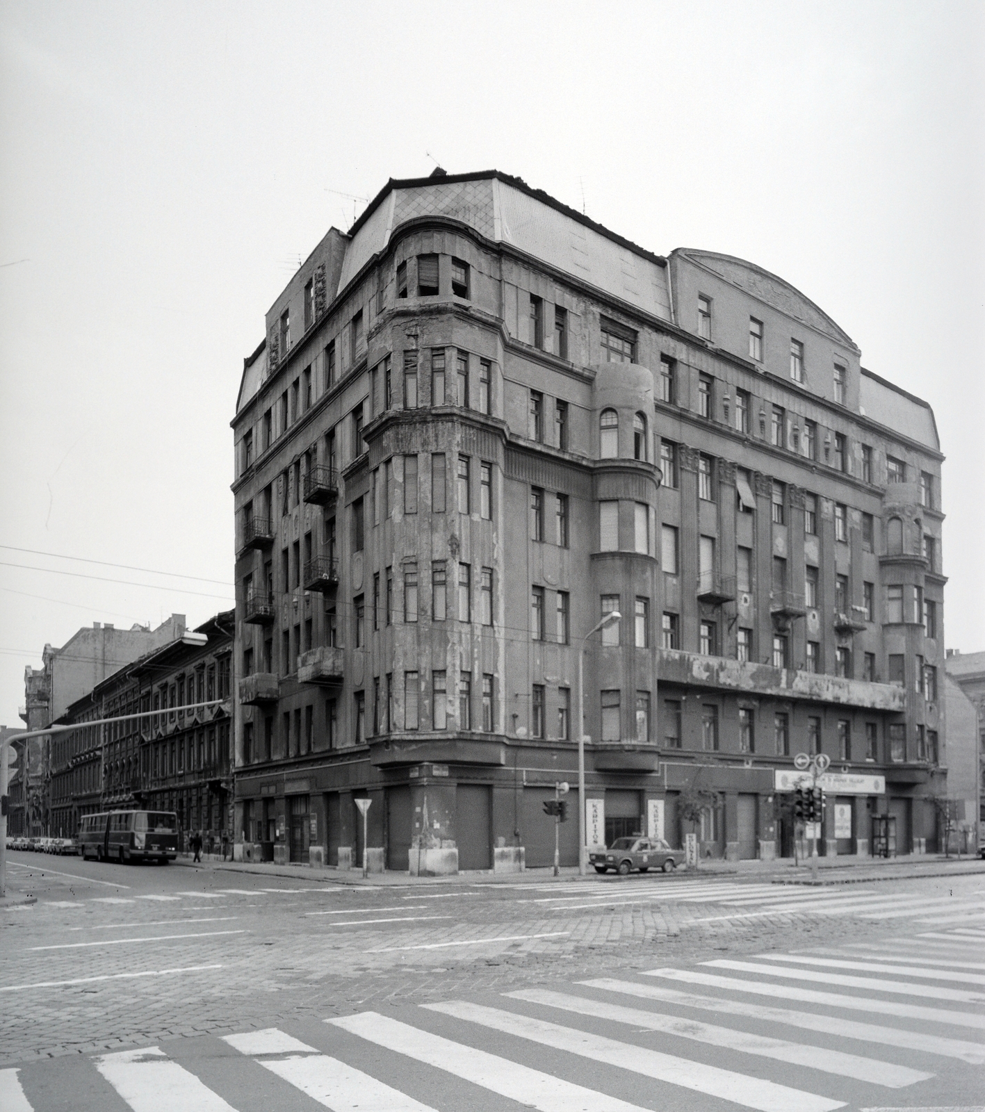 Hungary, Budapest VI., Podmaniczky (Rudas László) utca, balra a Szinyei Merse utca., 1980, Artfókusz, crosswalk, Budapest, cornerhouse, Fortepan #278954