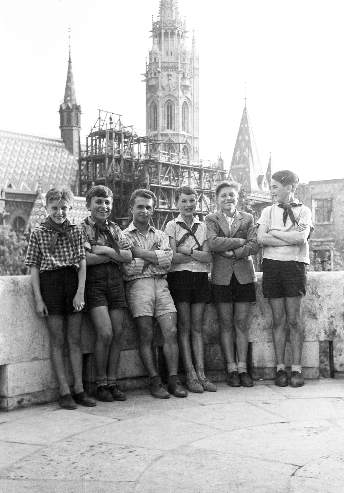 Magyarország, budai Vár,Halászbástya, Budapest I., a fiatalok mögött a Mátyás-templom., 1958, Artfókusz, Fábián József, karba tett kéz, úttörő, csoportkép, torony, állvány, osztálykirándulás, Budapest, Fortepan #278957