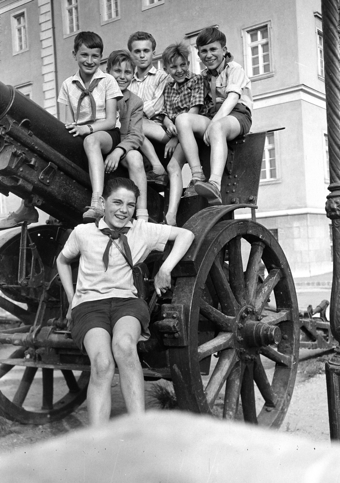 Hungary, Budapest I., Esztergomi rondella, az ágyún ülő fiatalok mögött a Hadtörténeti Múzeum látható., 1958, Artfókusz, fun, pioneer, sitting on a cannon, cannon, Budapest, Fortepan #278959