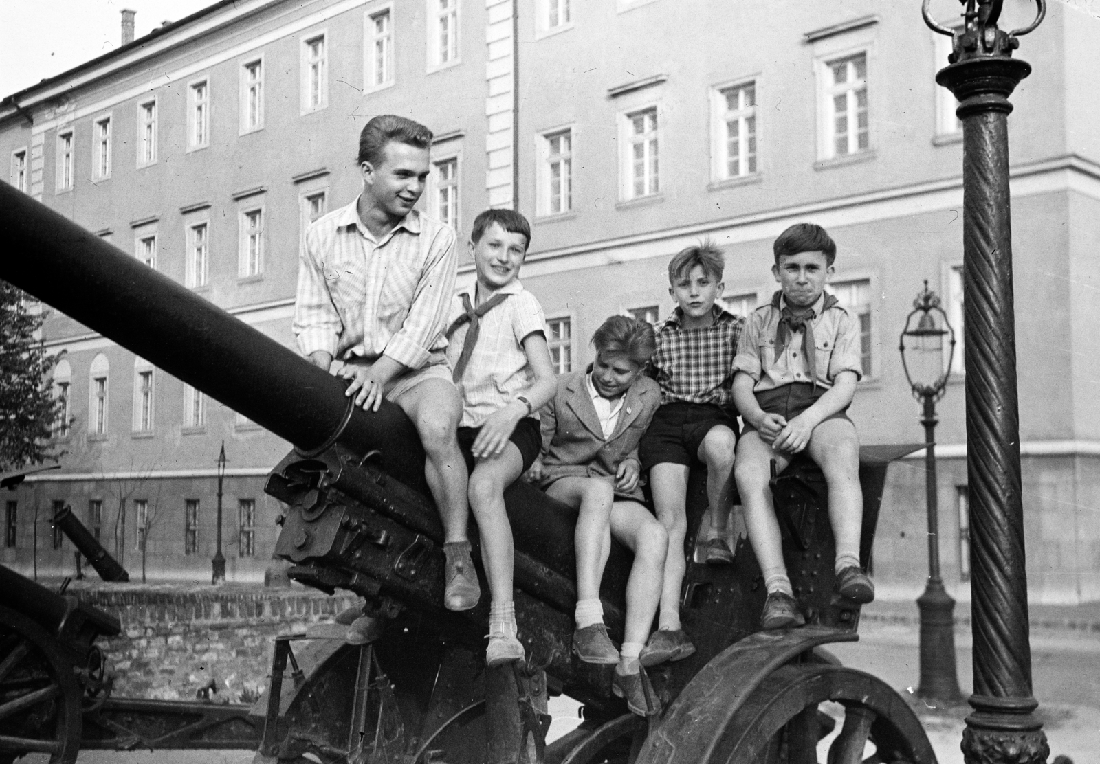 Hungary, Budapest I., Esztergomi rondella, az ágyún ülő fiatalok mögött a Hadtörténeti Múzeum látható., 1958, Artfókusz, odd one out, sitting on a cannon, pioneer, Budapest, Fortepan #278960