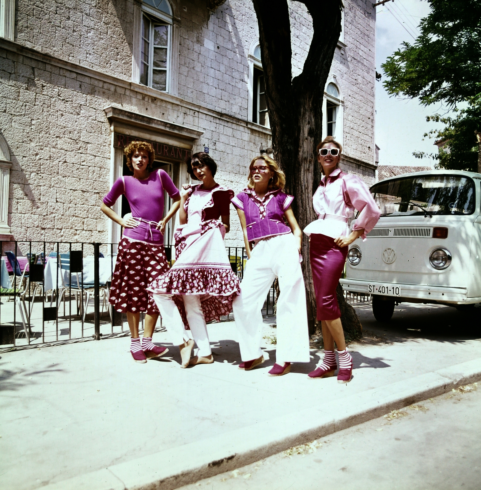 Horvátország,Adria, Trogir, óváros, ulica Blaža Jurjeva Trogiranina, háttérben a Városháza (egykor Kormányzói Palota / Knežev dvor)., 1977, Artfókusz, Fábián József, színes, Volkswagen Transporter 2, Volkswagen-márka, Jugoszlávia, Fortepan #278963